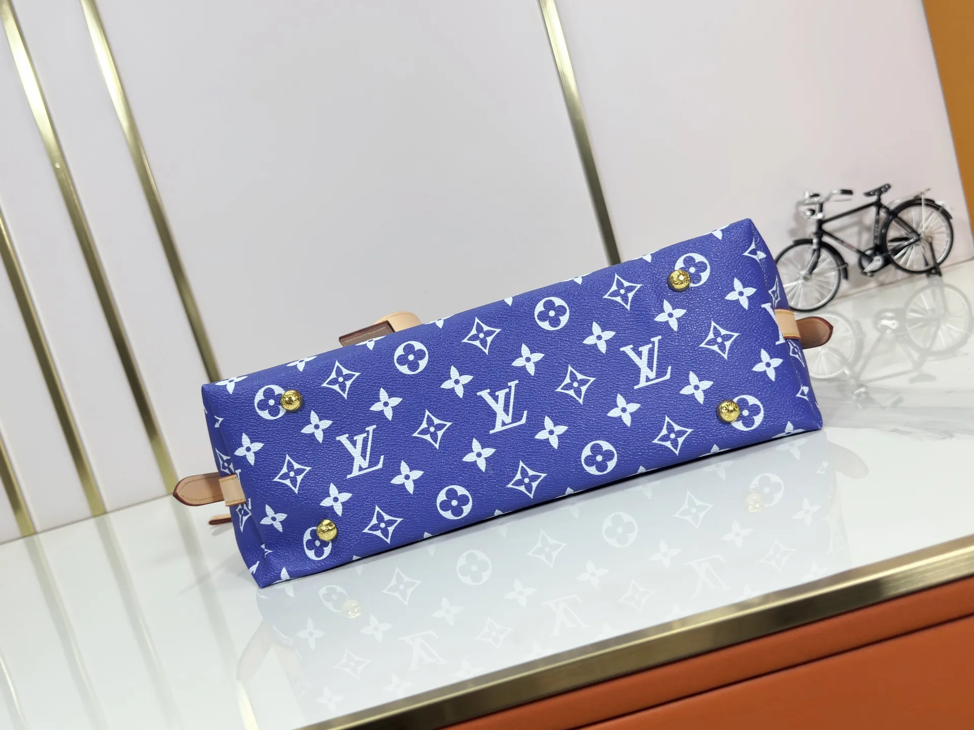 P280 upgraded original M24861 M25143 M46203 M46197 Colorful, legendary CarryAll medium handbag, with Monogram canvas and leather trimming to create a body-fitting design. There's a zipped pocket inside the ample space, and a detachable zipped clutch adds a functional element, with a buckle-adjustable handle. Small size: 29 x 24 x 12 cm