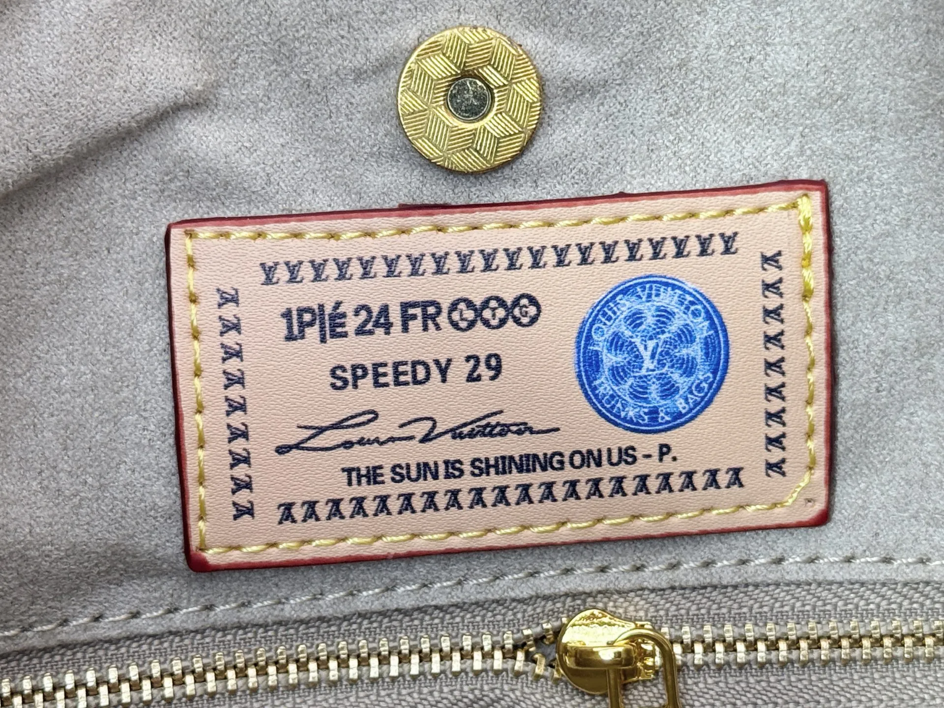 P280 upgraded original M24861 M25143 M46203 M46197 Colorful, legendary CarryAll medium handbag, with Monogram canvas and leather trimming to create a body-fitting design. There's a zipped pocket inside the ample space, and a detachable zipped clutch adds a functional element, with a buckle-adjustable handle. Small size: 29 x 24 x 12 cm