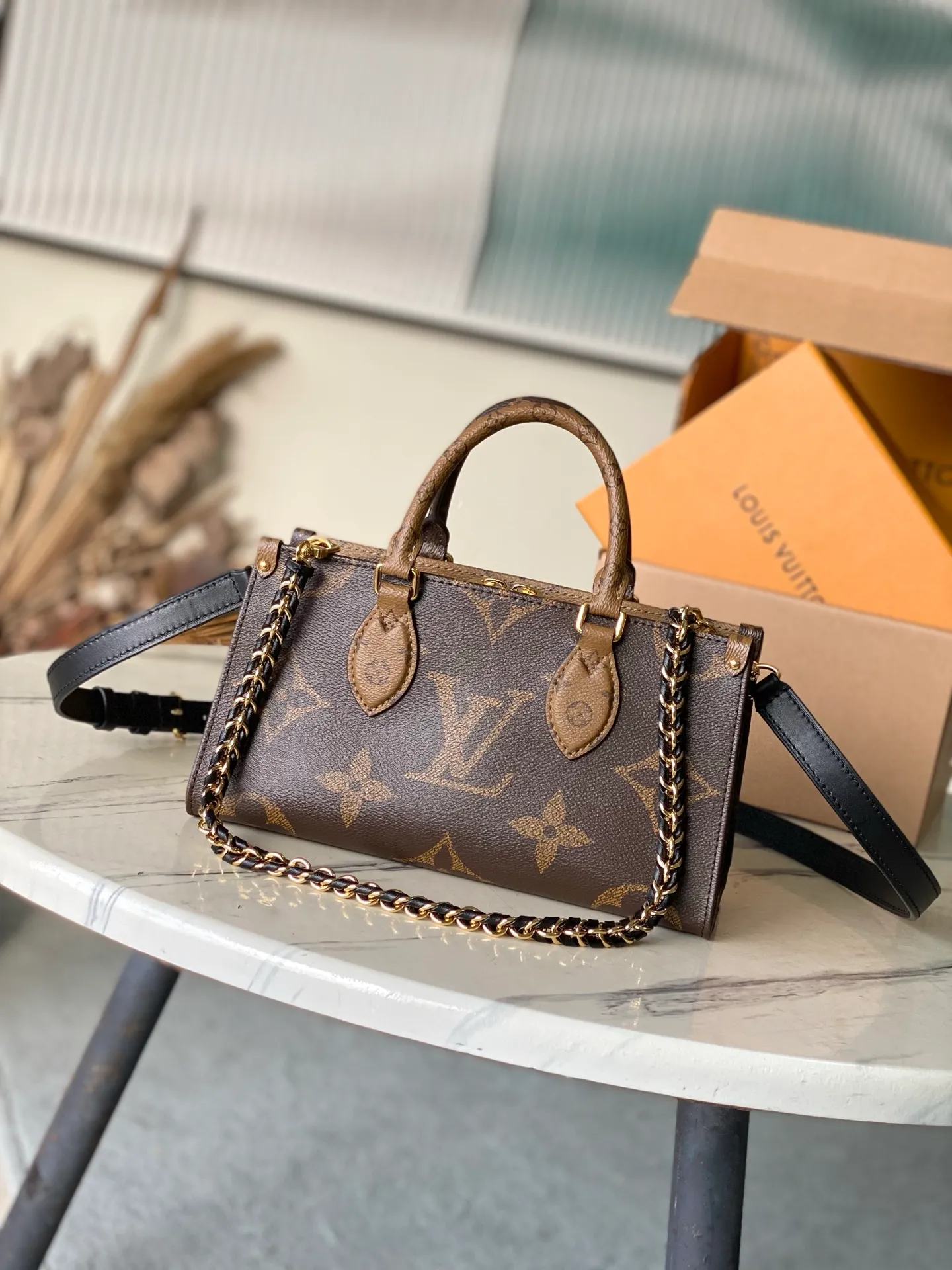 💰940 Top Original Order M14236 This OnTheGo East West handbag uses coated canvas to present the Monogram Giant element, which is combined with the Monogram Reverse coated canvas trim and bright metal parts to create an elegant style. The top handle, detachable chain and removable and adjustable shoulder strap allow for a variety of carrying options, while multiple compartments and pockets keep valuables organized. Dimensions: 25 × 13 × 10cm