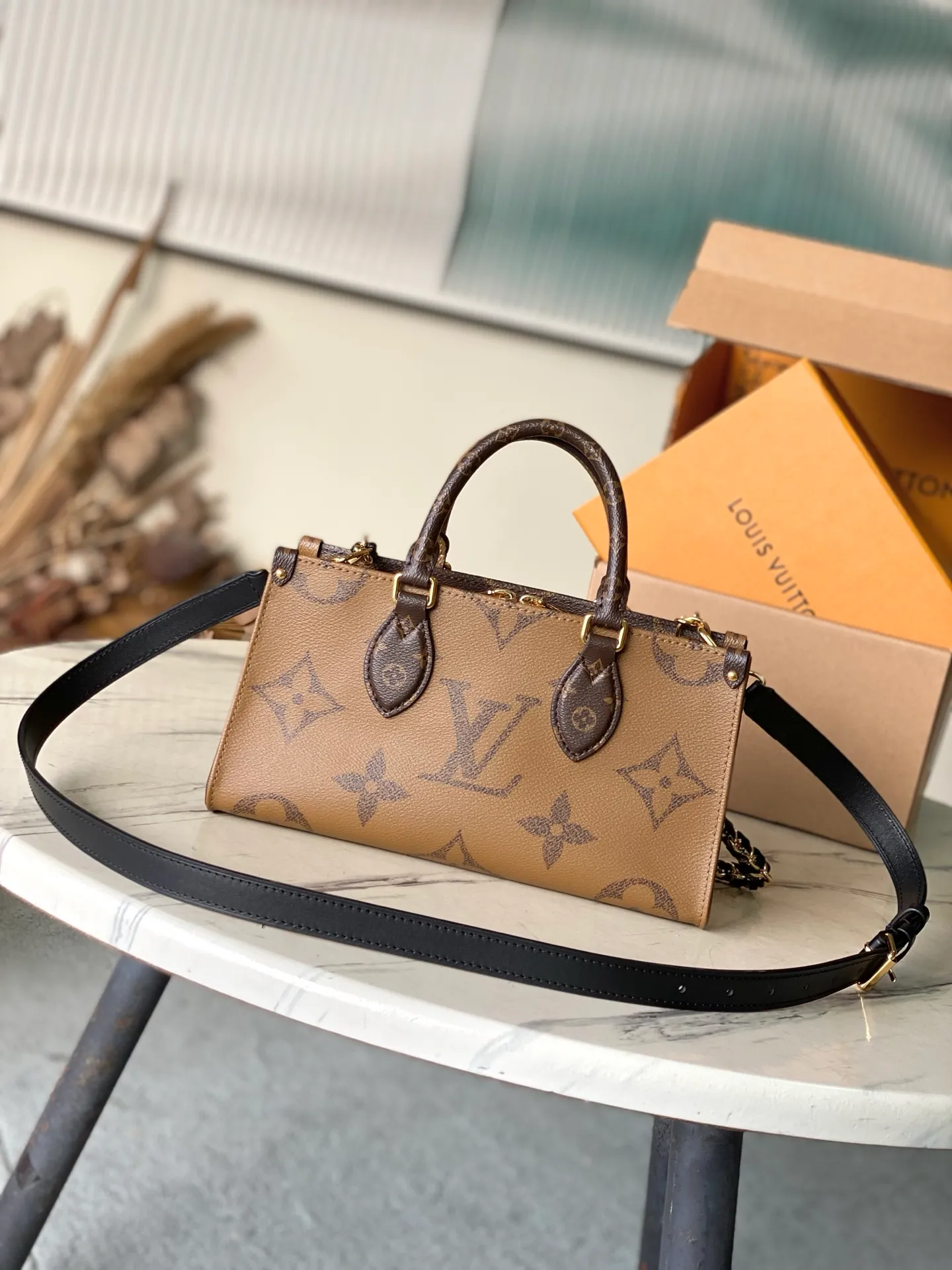 💰940 Top Original Order M14236 This OnTheGo East West handbag uses coated canvas to present the Monogram Giant element, which is combined with the Monogram Reverse coated canvas trim and bright metal parts to create an elegant style. The top handle, detachable chain and removable and adjustable shoulder strap allow for a variety of carrying options, while multiple compartments and pockets keep valuables organized. Dimensions: 25 × 13 × 10cm
