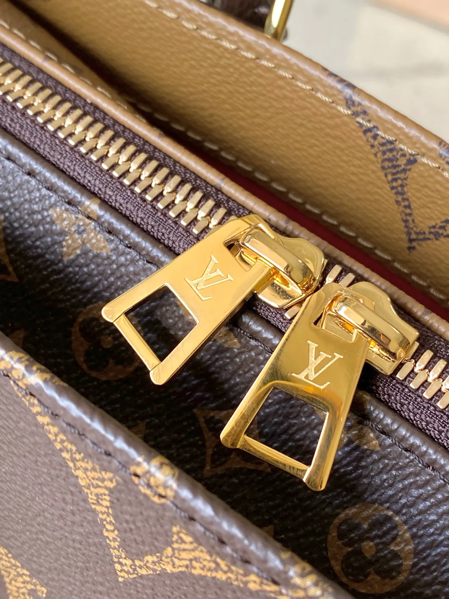 💰940 Top Original Order M14236 This OnTheGo East West handbag uses coated canvas to present the Monogram Giant element, which is combined with the Monogram Reverse coated canvas trim and bright metal parts to create an elegant style. The top handle, detachable chain and removable and adjustable shoulder strap allow for a variety of carrying options, while multiple compartments and pockets keep valuables organized. Dimensions: 25 × 13 × 10cm