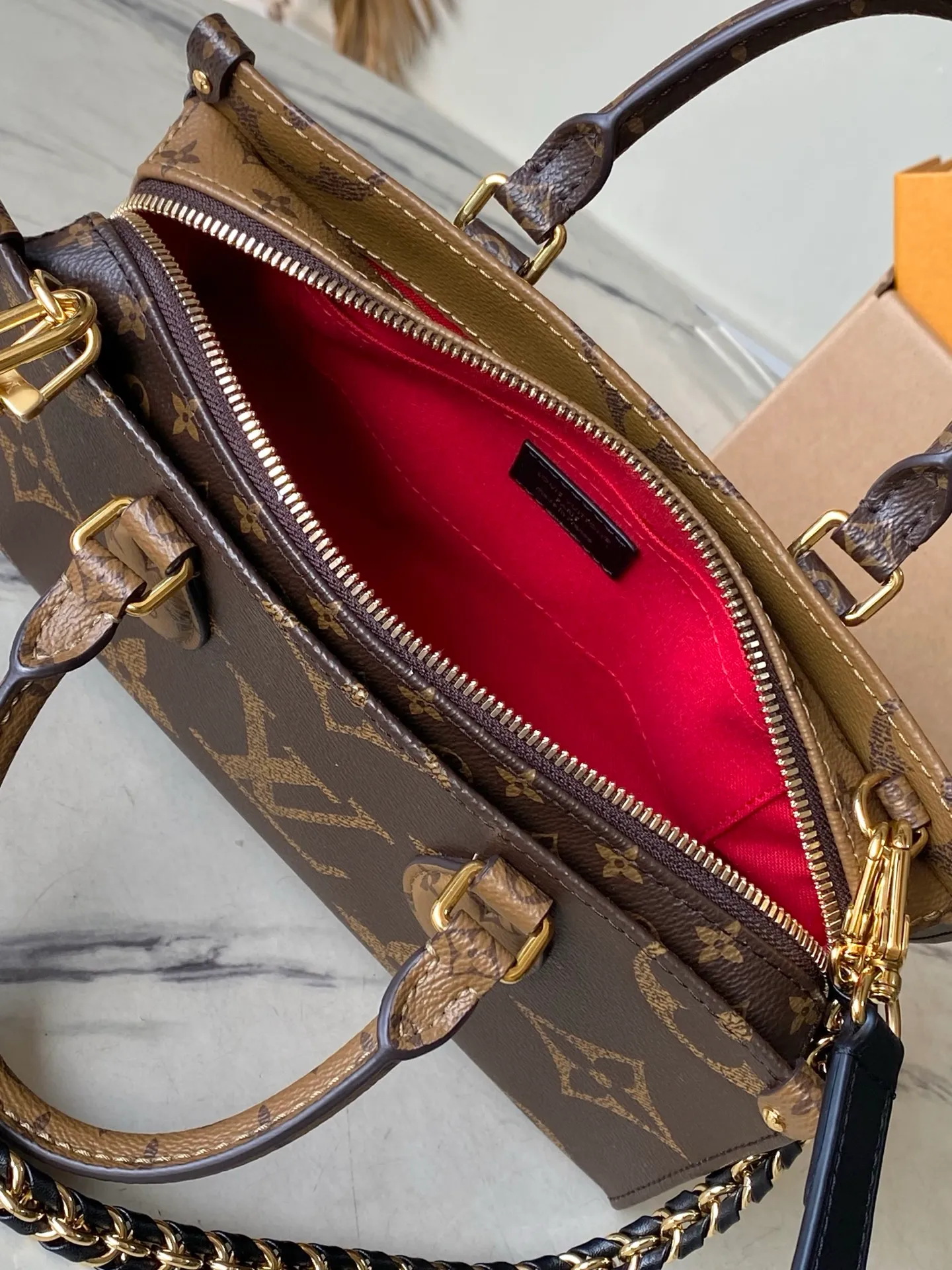 💰940 Top Original Order M14236 This OnTheGo East West handbag uses coated canvas to present the Monogram Giant element, which is combined with the Monogram Reverse coated canvas trim and bright metal parts to create an elegant style. The top handle, detachable chain and removable and adjustable shoulder strap allow for a variety of carrying options, while multiple compartments and pockets keep valuables organized. Dimensions: 25 × 13 × 10cm