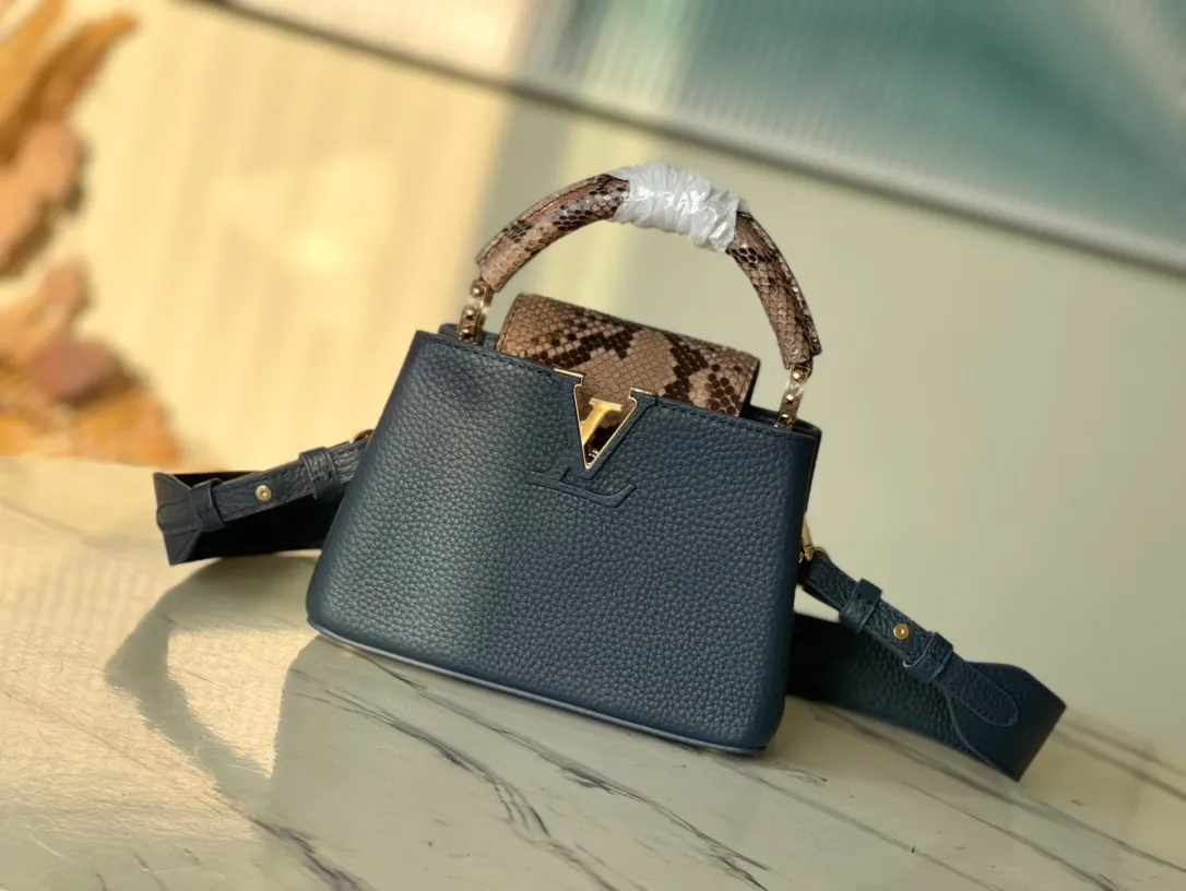 💰1940 (Special Grade Original Leather) N99387/M80421 Dark Blue Snake Shoulder This Capucines mini handbag is exquisitely constructed with full-grain Taurillon leather. It is equipped with a top handle, two flaps and a logo outlined in glossy python leather, making it a gorgeous choice for both day and night. The detachable wide shoulder strap allows for an avant-garde look when worn on the shoulder or crossbody. Size: 21 *14 *8cm