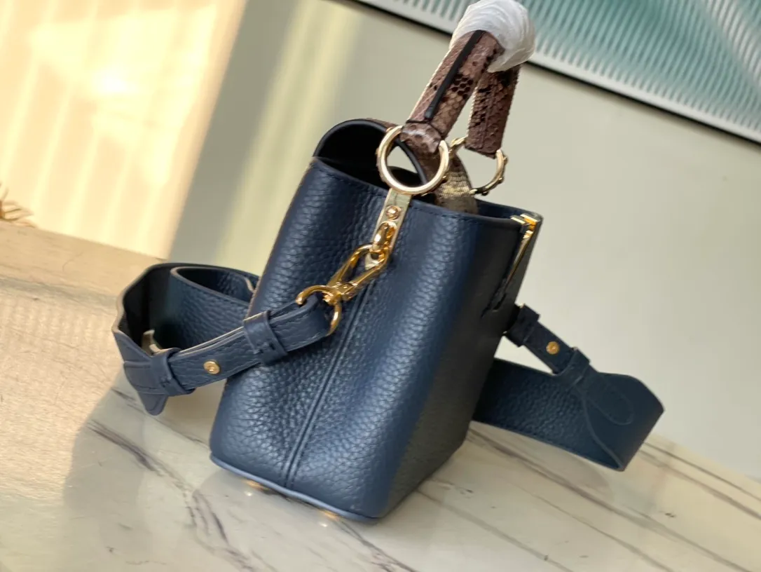 💰1940 (Special Grade Original Leather) N99387/M80421 Dark Blue Snake Shoulder This Capucines mini handbag is exquisitely constructed with full-grain Taurillon leather. It is equipped with a top handle, two flaps and a logo outlined in glossy python leather, making it a gorgeous choice for both day and night. The detachable wide shoulder strap allows for an avant-garde look when worn on the shoulder or crossbody. Size: 21 *14 *8cm