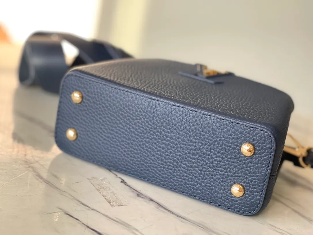 💰1940 (Special Grade Original Leather) N99387/M80421 Dark Blue Snake Shoulder This Capucines mini handbag is exquisitely constructed with full-grain Taurillon leather. It is equipped with a top handle, two flaps and a logo outlined in glossy python leather, making it a gorgeous choice for both day and night. The detachable wide shoulder strap allows for an avant-garde look when worn on the shoulder or crossbody. Size: 21 *14 *8cm