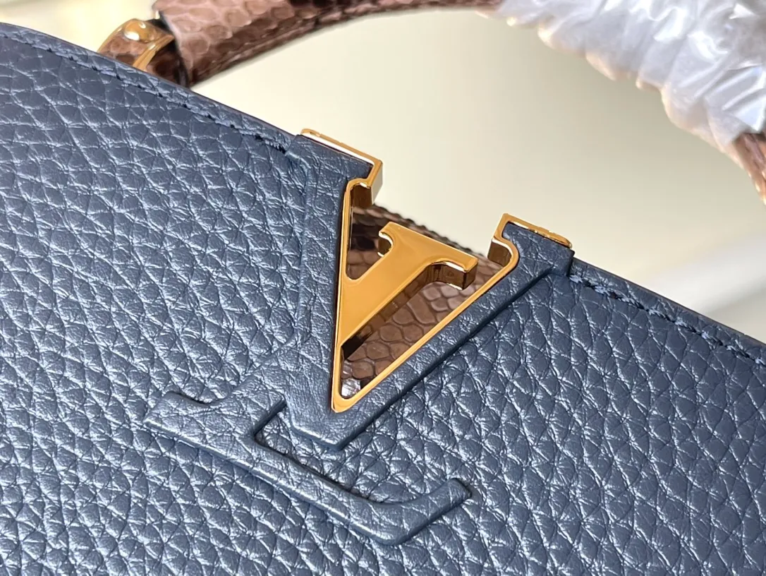 💰1940 (Special Grade Original Leather) N99387/M80421 Dark Blue Snake Shoulder This Capucines mini handbag is exquisitely constructed with full-grain Taurillon leather. It is equipped with a top handle, two flaps and a logo outlined in glossy python leather, making it a gorgeous choice for both day and night. The detachable wide shoulder strap allows for an avant-garde look when worn on the shoulder or crossbody. Size: 21 *14 *8cm