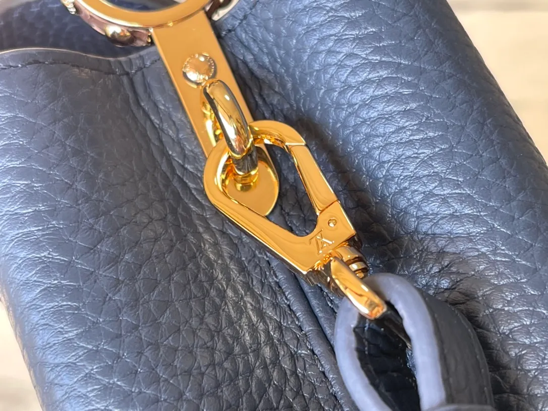 💰1940 (Special Grade Original Leather) N99387/M80421 Dark Blue Snake Shoulder This Capucines mini handbag is exquisitely constructed with full-grain Taurillon leather. It is equipped with a top handle, two flaps and a logo outlined in glossy python leather, making it a gorgeous choice for both day and night. The detachable wide shoulder strap allows for an avant-garde look when worn on the shoulder or crossbody. Size: 21 *14 *8cm