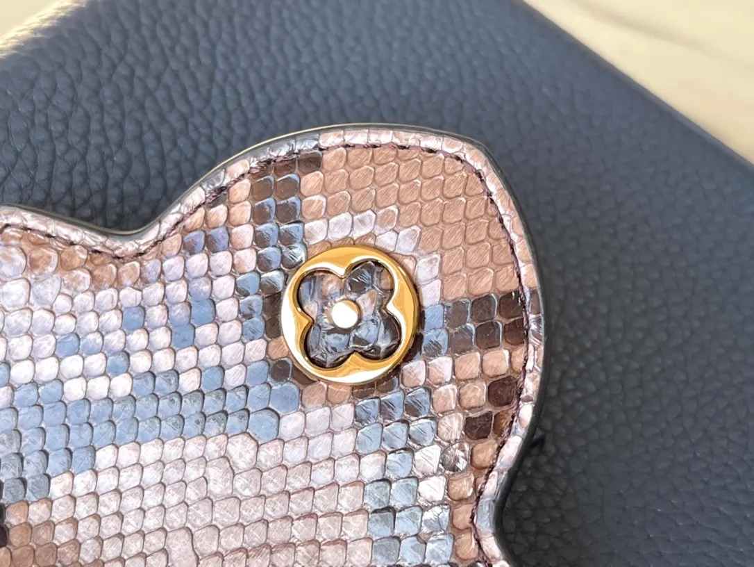 💰1940 (Special Grade Original Leather) N99387/M80421 Dark Blue Snake Shoulder This Capucines mini handbag is exquisitely constructed with full-grain Taurillon leather. It is equipped with a top handle, two flaps and a logo outlined in glossy python leather, making it a gorgeous choice for both day and night. The detachable wide shoulder strap allows for an avant-garde look when worn on the shoulder or crossbody. Size: 21 *14 *8cm
