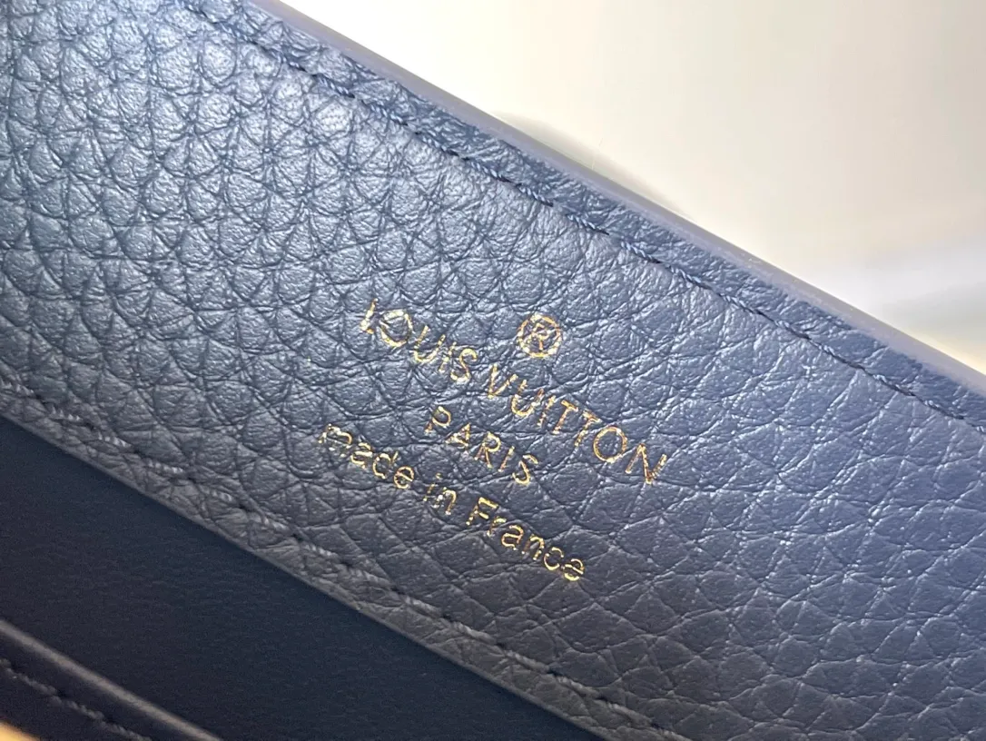 💰1940 (Special Grade Original Leather) N99387/M80421 Dark Blue Snake Shoulder This Capucines mini handbag is exquisitely constructed with full-grain Taurillon leather. It is equipped with a top handle, two flaps and a logo outlined in glossy python leather, making it a gorgeous choice for both day and night. The detachable wide shoulder strap allows for an avant-garde look when worn on the shoulder or crossbody. Size: 21 *14 *8cm