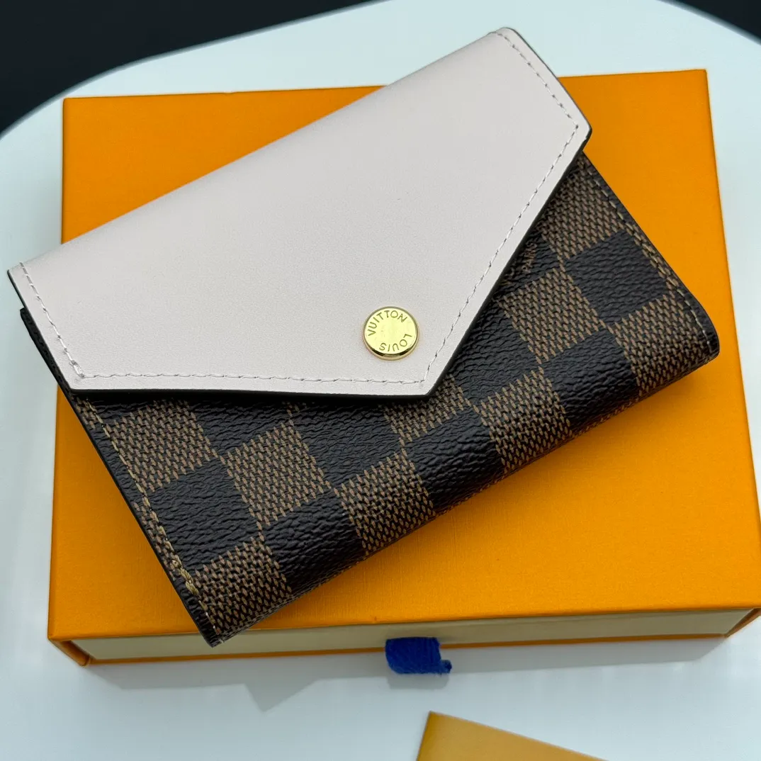 💰130 💎Upgraded original version🇫🇷 ZOÉ Wallet The Zoé wallet combines Damier Azur canvas and pastel leather to outline an envelope-like structure. The flip cover is decorated with gold Louis Vuitton snaps to welcome the coolness of summer. The compact design hides ample space, making it easy to store coins, banknotes and bank cards. It can also be placed in a pocket, handbag or clutch. Model: M60168 Dimensions: 9.5 x 7.5 x 3.0 cm (length x height x width).