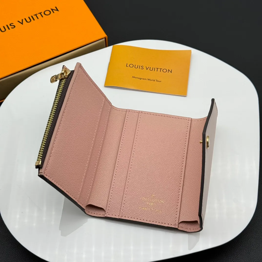 💰130 💎Upgraded original version🇫🇷 ZOÉ Wallet The Zoé wallet combines Damier Azur canvas and pastel leather to outline an envelope-like structure. The flip cover is decorated with gold Louis Vuitton snaps to welcome the coolness of summer. The compact design hides ample space, making it easy to store coins, banknotes and bank cards. It can also be placed in a pocket, handbag or clutch. Model: M60168 Dimensions: 9.5 x 7.5 x 3.0 cm (length x height x width).