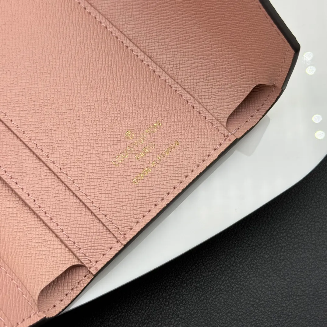💰130 💎Upgraded original version🇫🇷 ZOÉ Wallet The Zoé wallet combines Damier Azur canvas and pastel leather to outline an envelope-like structure. The flip cover is decorated with gold Louis Vuitton snaps to welcome the coolness of summer. The compact design hides ample space, making it easy to store coins, banknotes and bank cards. It can also be placed in a pocket, handbag or clutch. Model: M60168 Dimensions: 9.5 x 7.5 x 3.0 cm (length x height x width).