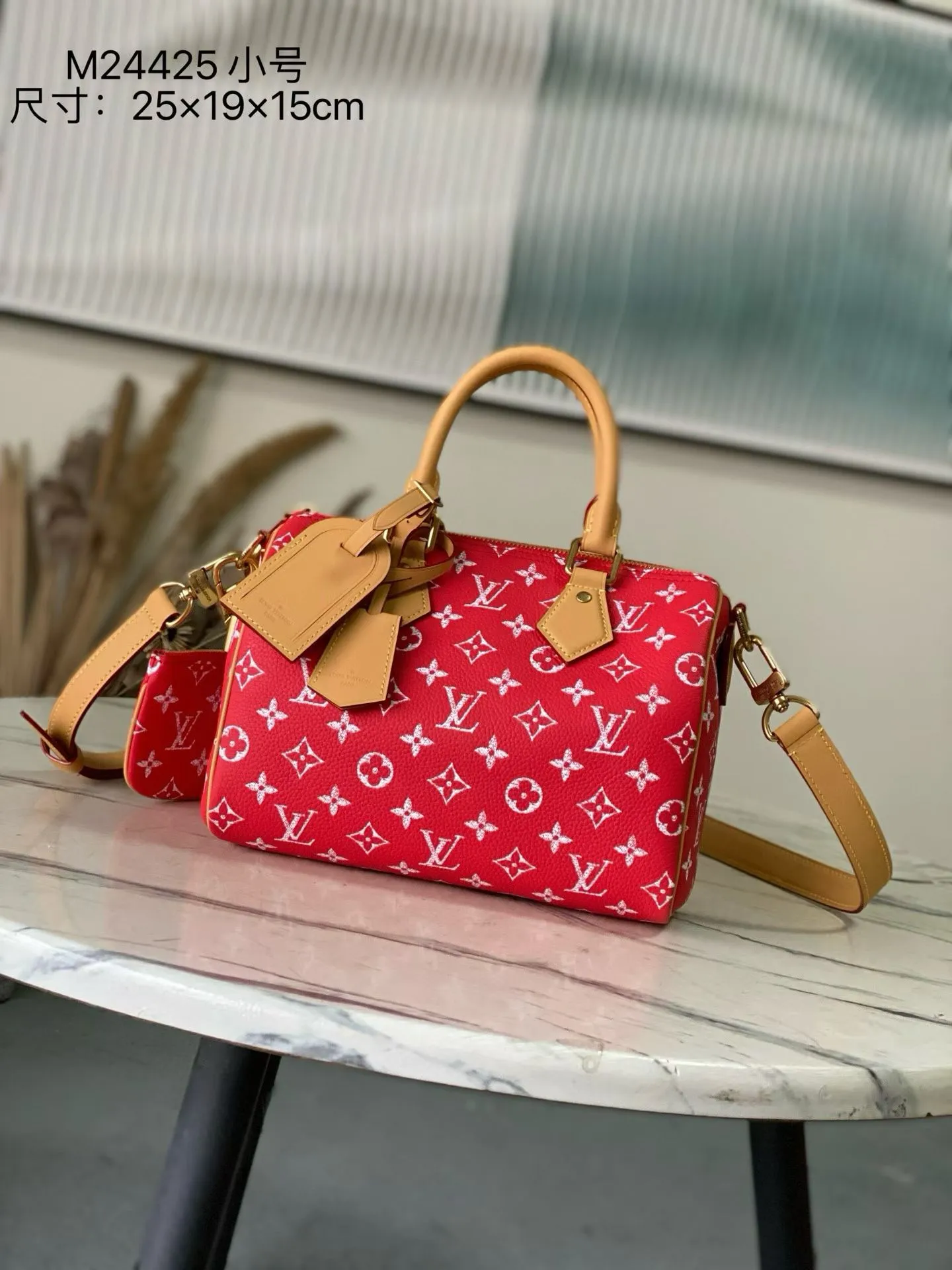 💰1540 Top Original Order M24425 Red Small This Speedy P18 Bandouliere 25 handbag is made of soft cow leather with deep cow leather trim and a detachable and adjustable shoulder strap. Exquisite stitching, dyed edges and the iconic P18 nameplate create ingenious details. Dimensions: 25 × 19 × 15 cm