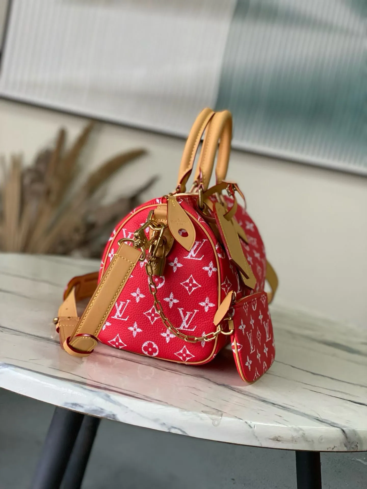 💰1540 Top Original Order M24425 Red Small This Speedy P18 Bandouliere 25 handbag is made of soft cow leather with deep cow leather trim and a detachable and adjustable shoulder strap. Exquisite stitching, dyed edges and the iconic P18 nameplate create ingenious details. Dimensions: 25 × 19 × 15 cm