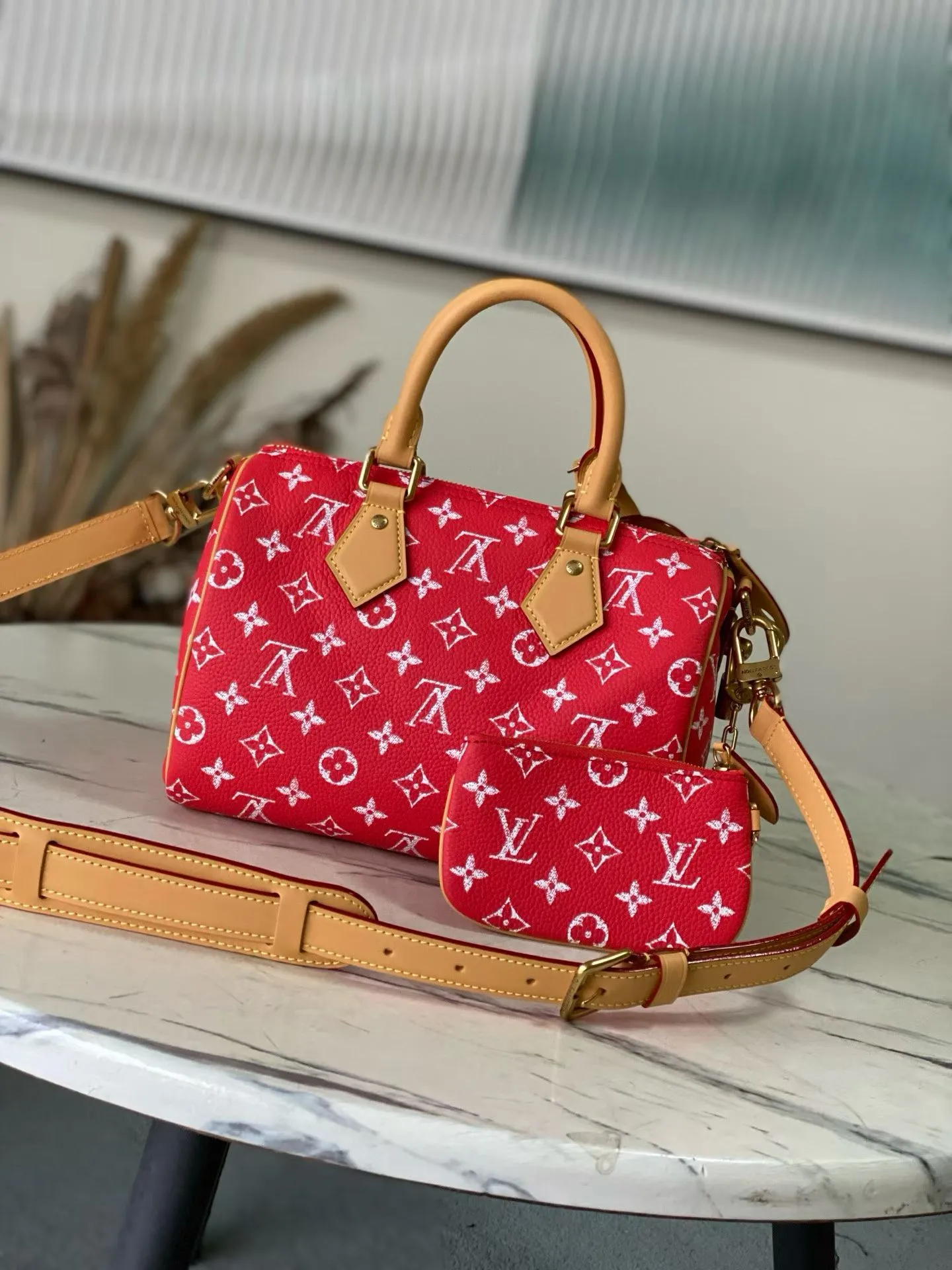💰1540 Top Original Order M24425 Red Small This Speedy P18 Bandouliere 25 handbag is made of soft cow leather with deep cow leather trim and a detachable and adjustable shoulder strap. Exquisite stitching, dyed edges and the iconic P18 nameplate create ingenious details. Dimensions: 25 × 19 × 15 cm