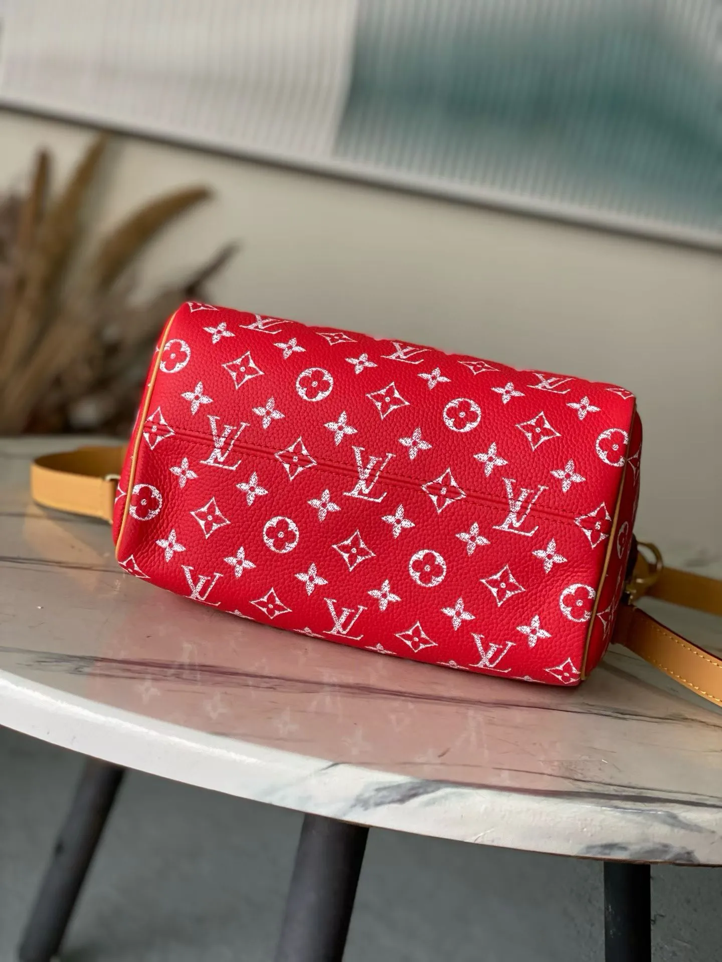 💰1540 Top Original Order M24425 Red Small This Speedy P18 Bandouliere 25 handbag is made of soft cow leather with deep cow leather trim and a detachable and adjustable shoulder strap. Exquisite stitching, dyed edges and the iconic P18 nameplate create ingenious details. Dimensions: 25 × 19 × 15 cm