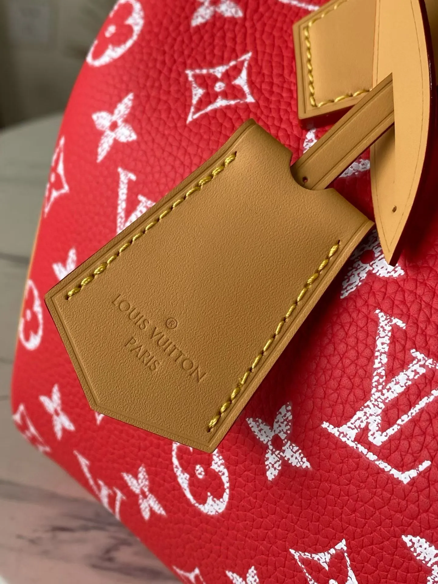 💰1540 Top Original Order M24425 Red Small This Speedy P18 Bandouliere 25 handbag is made of soft cow leather with deep cow leather trim and a detachable and adjustable shoulder strap. Exquisite stitching, dyed edges and the iconic P18 nameplate create ingenious details. Dimensions: 25 × 19 × 15 cm