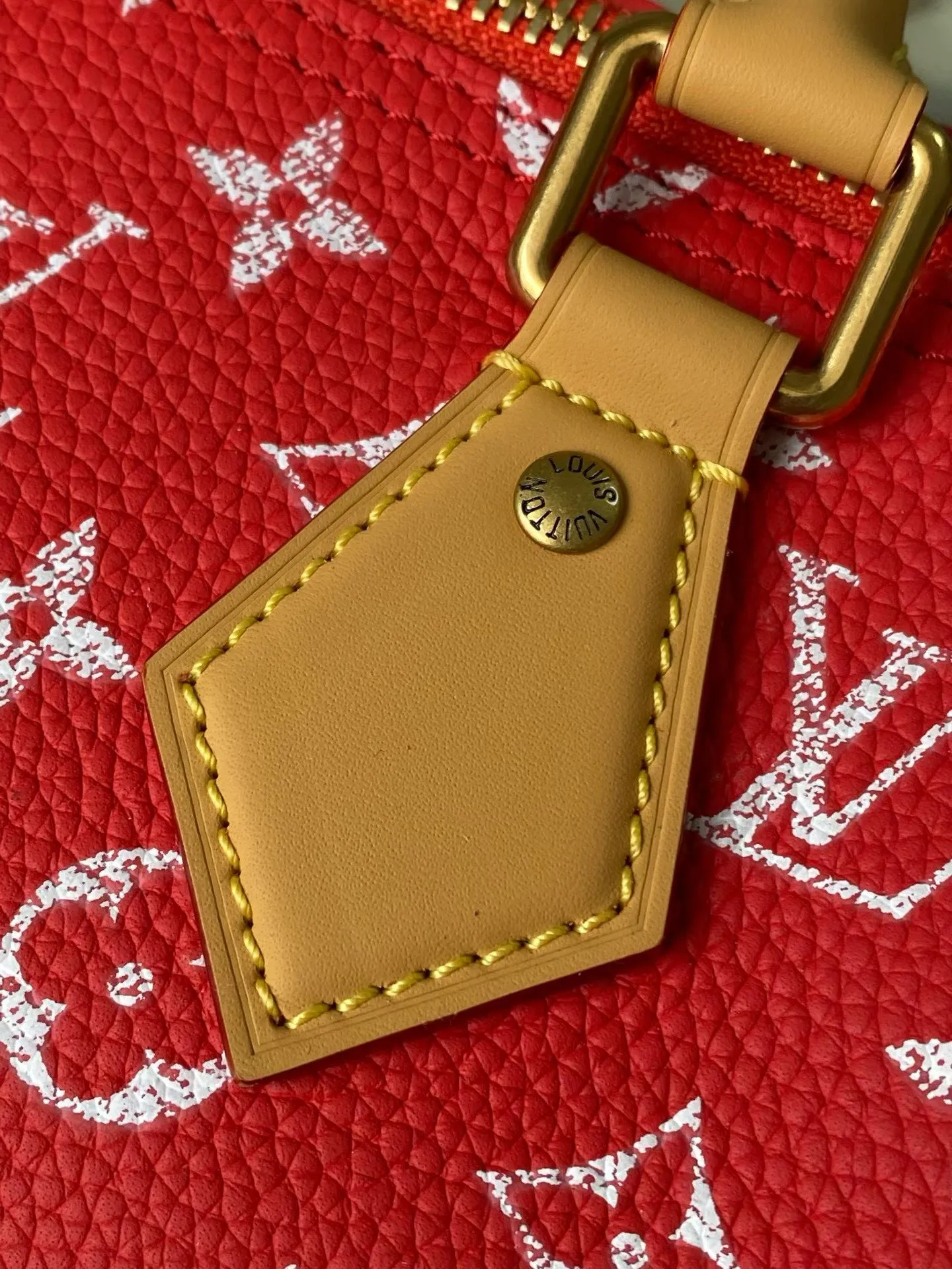 💰1540 Top Original Order M24425 Red Small This Speedy P18 Bandouliere 25 handbag is made of soft cow leather with deep cow leather trim and a detachable and adjustable shoulder strap. Exquisite stitching, dyed edges and the iconic P18 nameplate create ingenious details. Dimensions: 25 × 19 × 15 cm