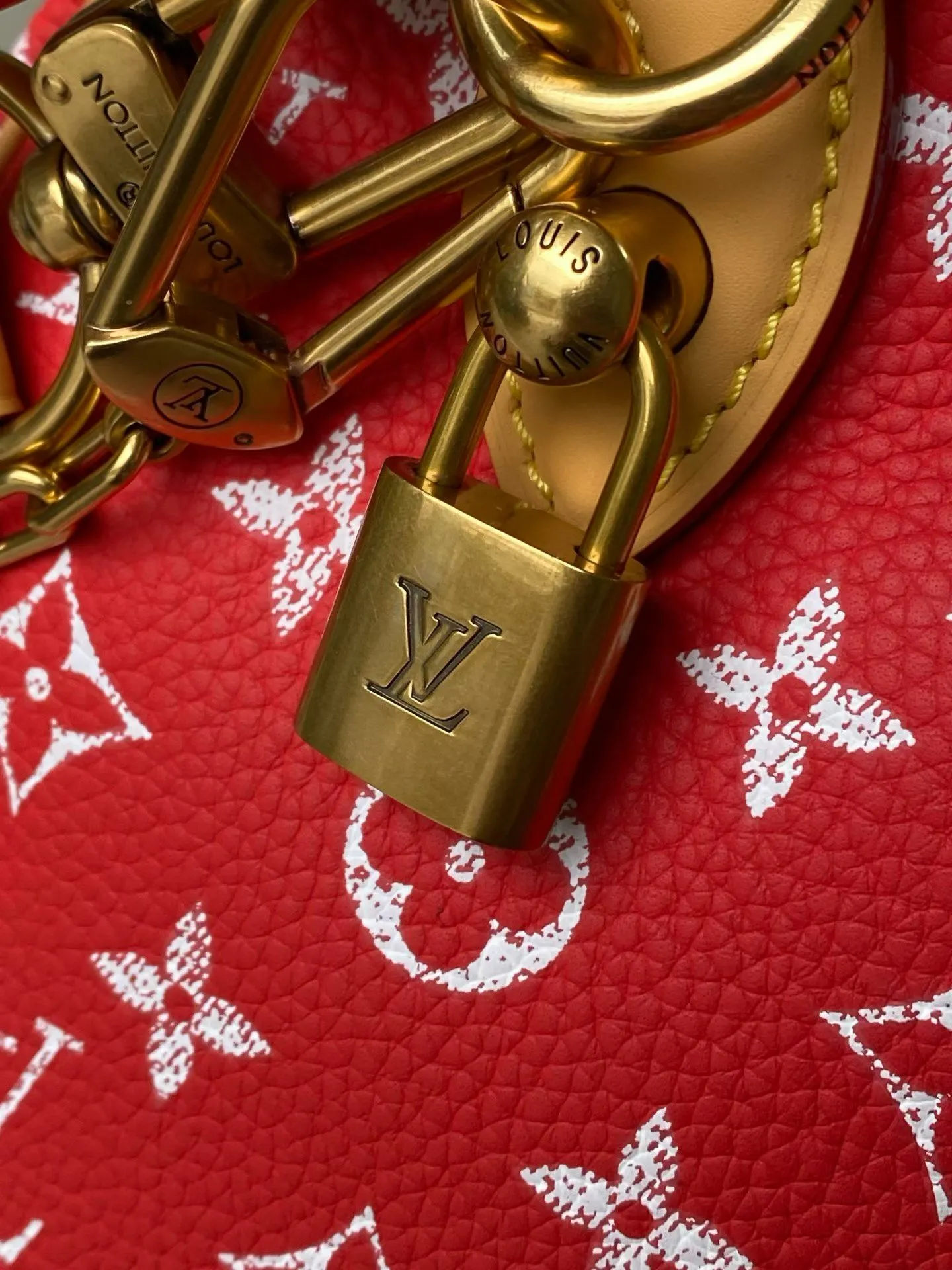 💰1540 Top Original Order M24425 Red Small This Speedy P18 Bandouliere 25 handbag is made of soft cow leather with deep cow leather trim and a detachable and adjustable shoulder strap. Exquisite stitching, dyed edges and the iconic P18 nameplate create ingenious details. Dimensions: 25 × 19 × 15 cm