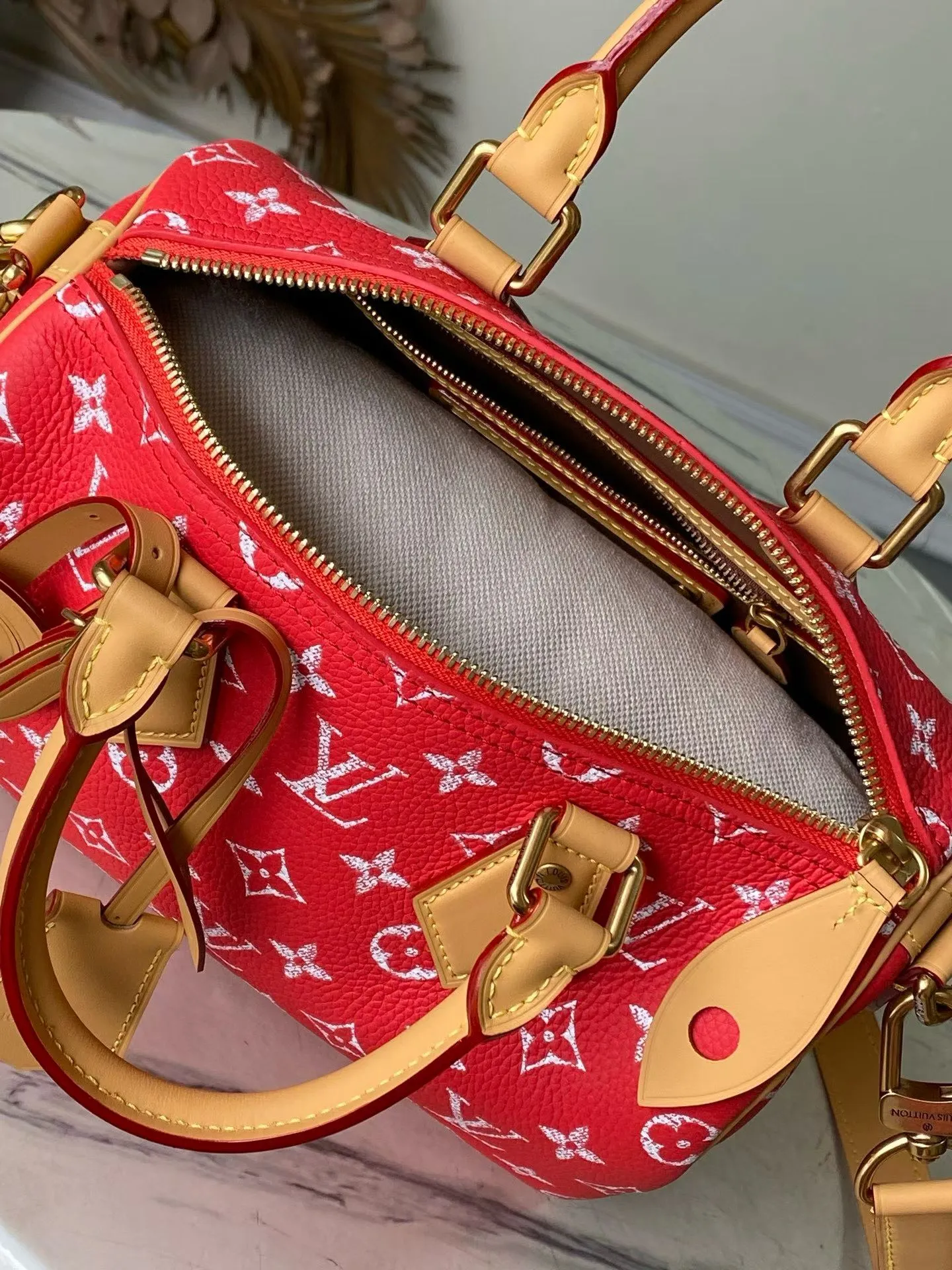 💰1540 Top Original Order M24425 Red Small This Speedy P18 Bandouliere 25 handbag is made of soft cow leather with deep cow leather trim and a detachable and adjustable shoulder strap. Exquisite stitching, dyed edges and the iconic P18 nameplate create ingenious details. Dimensions: 25 × 19 × 15 cm