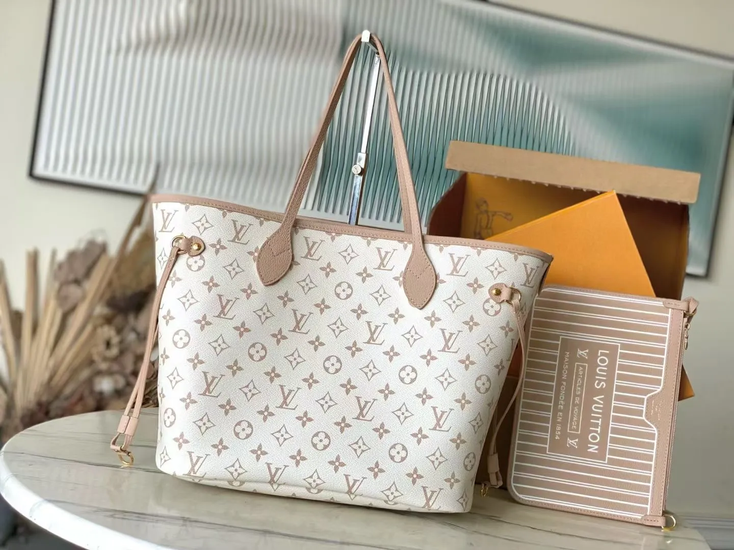 💰1020 (top-grain leather) top original M25665 Neverfull Inside Out medium-sized handbag uses Monogram canvas and grained leather to interpret a new double-sided design. Its detachable pocket can easily be transformed into an outer bag or a compact shoulder bag. Dimensions: 31 × 28 × 14 cm