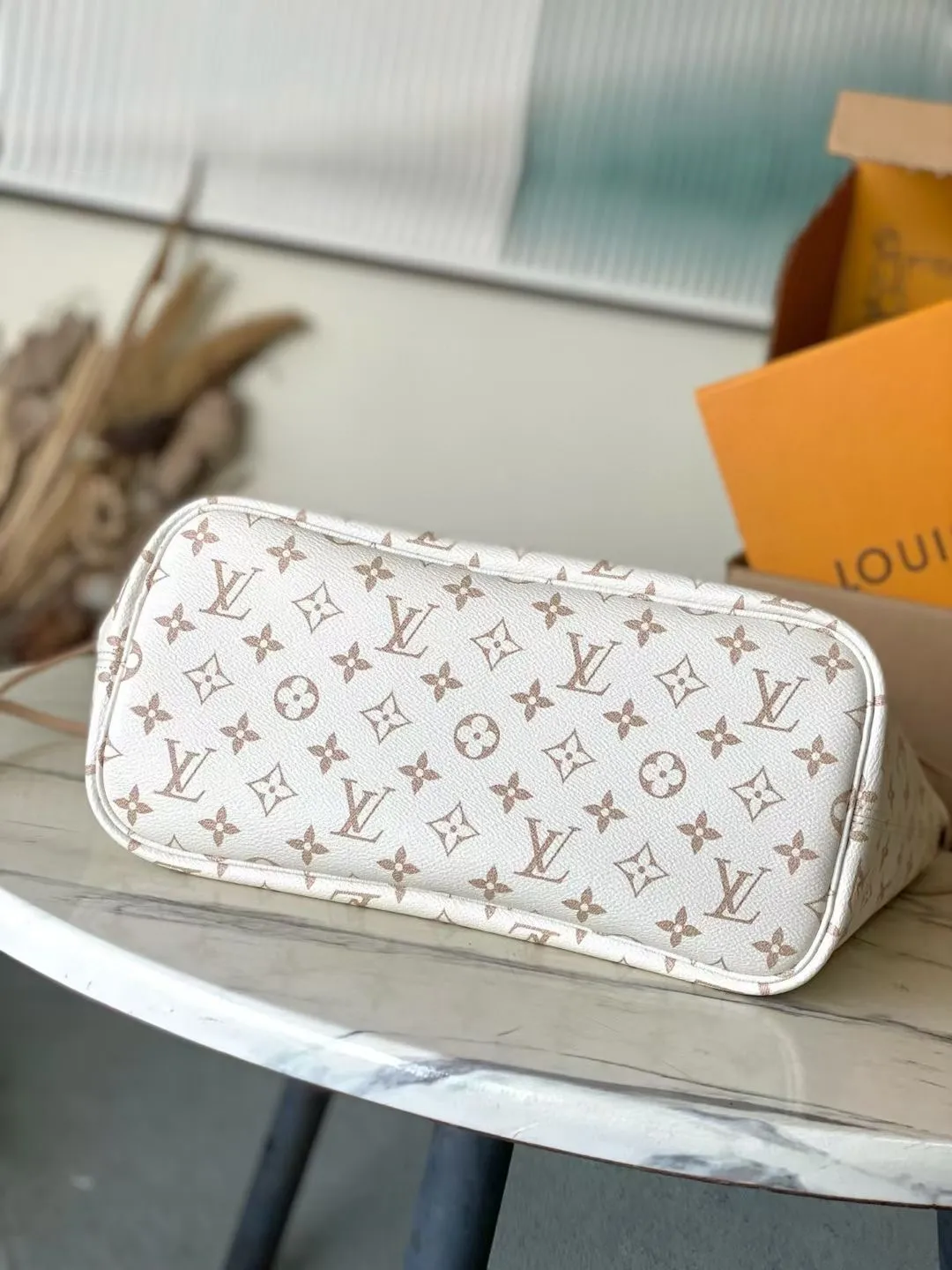 💰1020 (top-grain leather) top original M25665 Neverfull Inside Out medium-sized handbag uses Monogram canvas and grained leather to interpret a new double-sided design. Its detachable pocket can easily be transformed into an outer bag or a compact shoulder bag. Dimensions: 31 × 28 × 14 cm