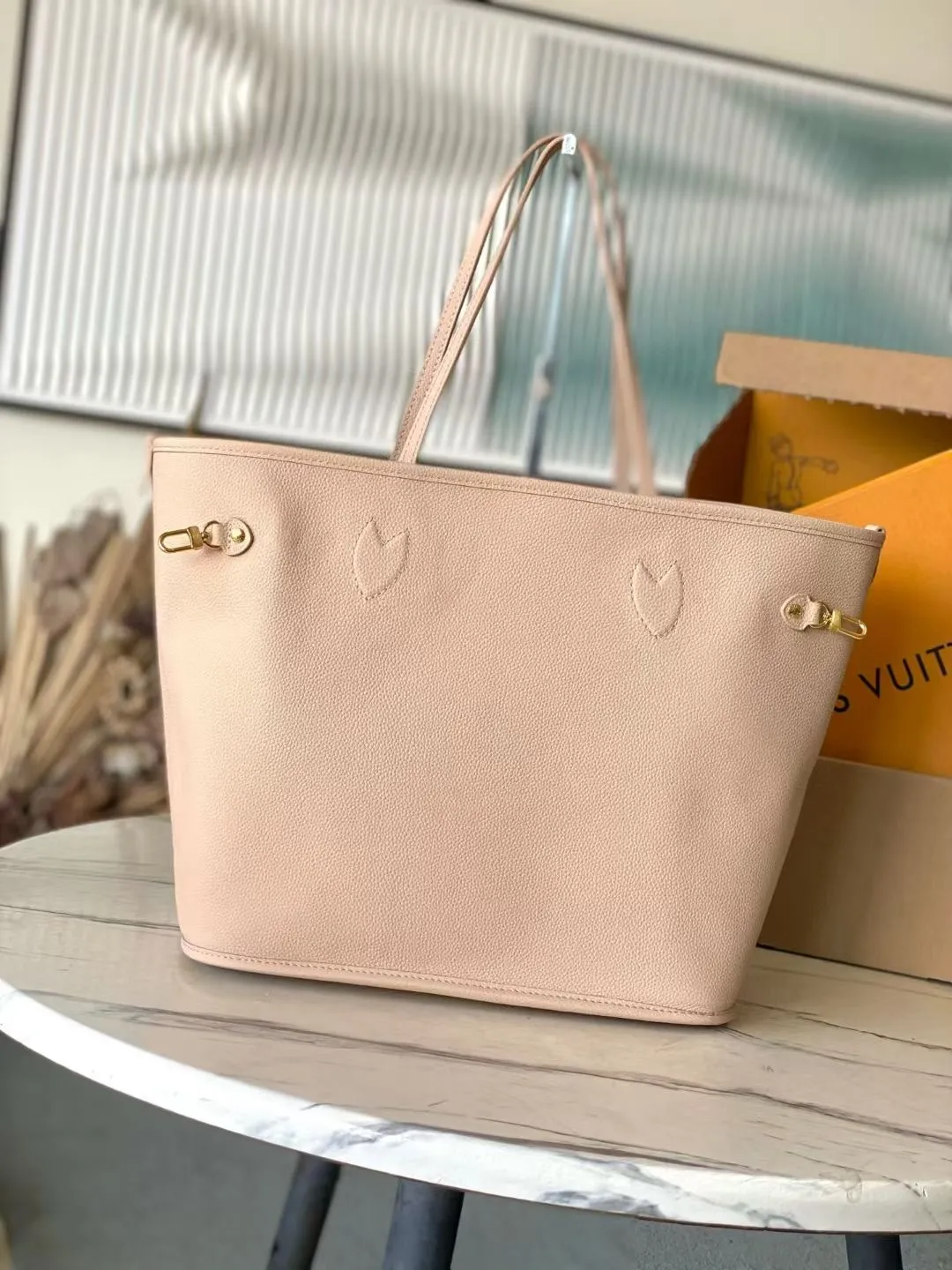 💰1020 (top-grain leather) top original M25665 Neverfull Inside Out medium-sized handbag uses Monogram canvas and grained leather to interpret a new double-sided design. Its detachable pocket can easily be transformed into an outer bag or a compact shoulder bag. Dimensions: 31 × 28 × 14 cm