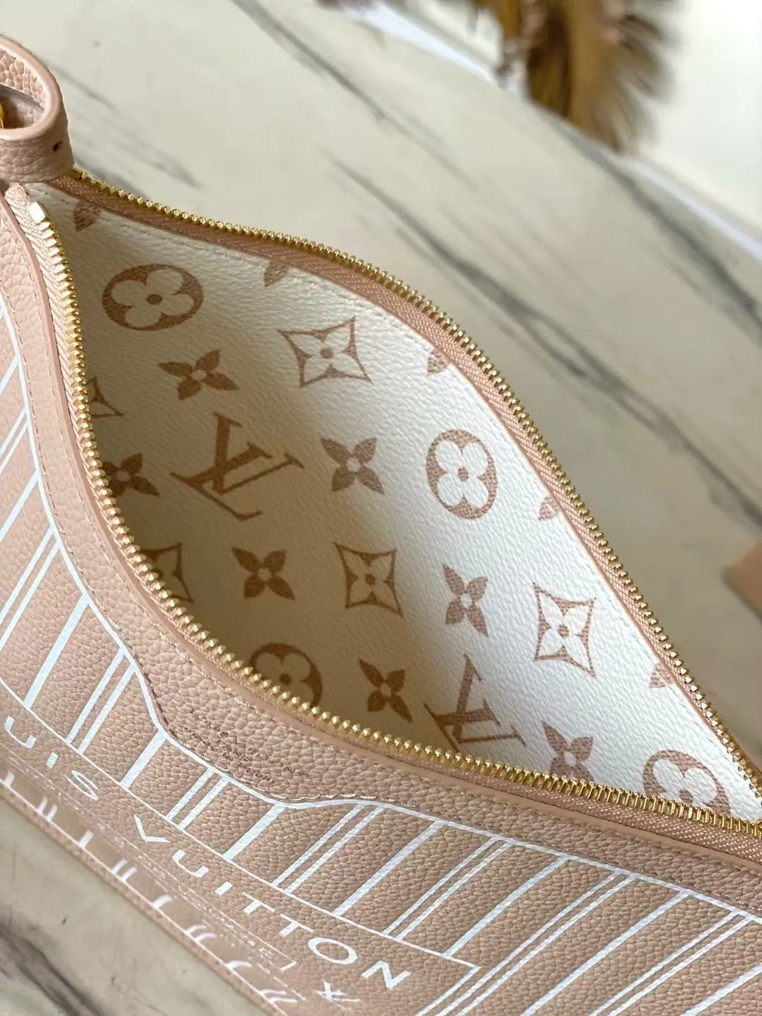 💰1020 (top-grain leather) top original M25665 Neverfull Inside Out medium-sized handbag uses Monogram canvas and grained leather to interpret a new double-sided design. Its detachable pocket can easily be transformed into an outer bag or a compact shoulder bag. Dimensions: 31 × 28 × 14 cm
