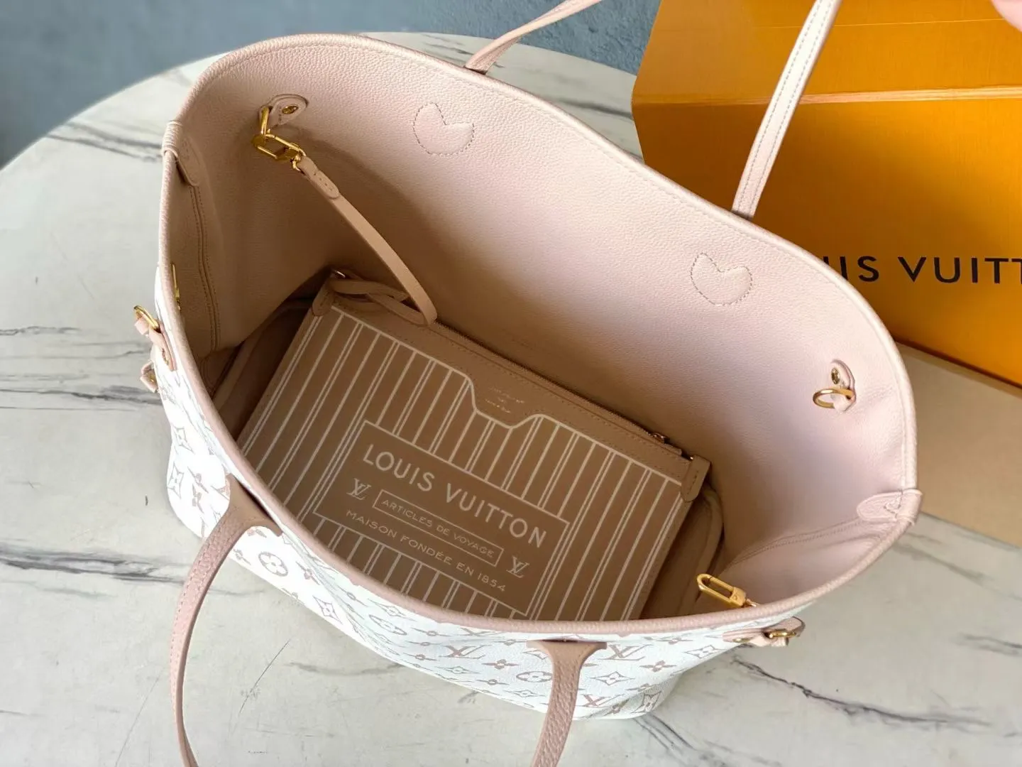 💰1020 (top-grain leather) top original M25665 Neverfull Inside Out medium-sized handbag uses Monogram canvas and grained leather to interpret a new double-sided design. Its detachable pocket can easily be transformed into an outer bag or a compact shoulder bag. Dimensions: 31 × 28 × 14 cm
