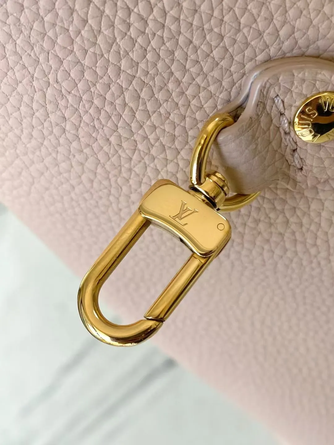 💰1020 (top-grain leather) top original M25665 Neverfull Inside Out medium-sized handbag uses Monogram canvas and grained leather to interpret a new double-sided design. Its detachable pocket can easily be transformed into an outer bag or a compact shoulder bag. Dimensions: 31 × 28 × 14 cm