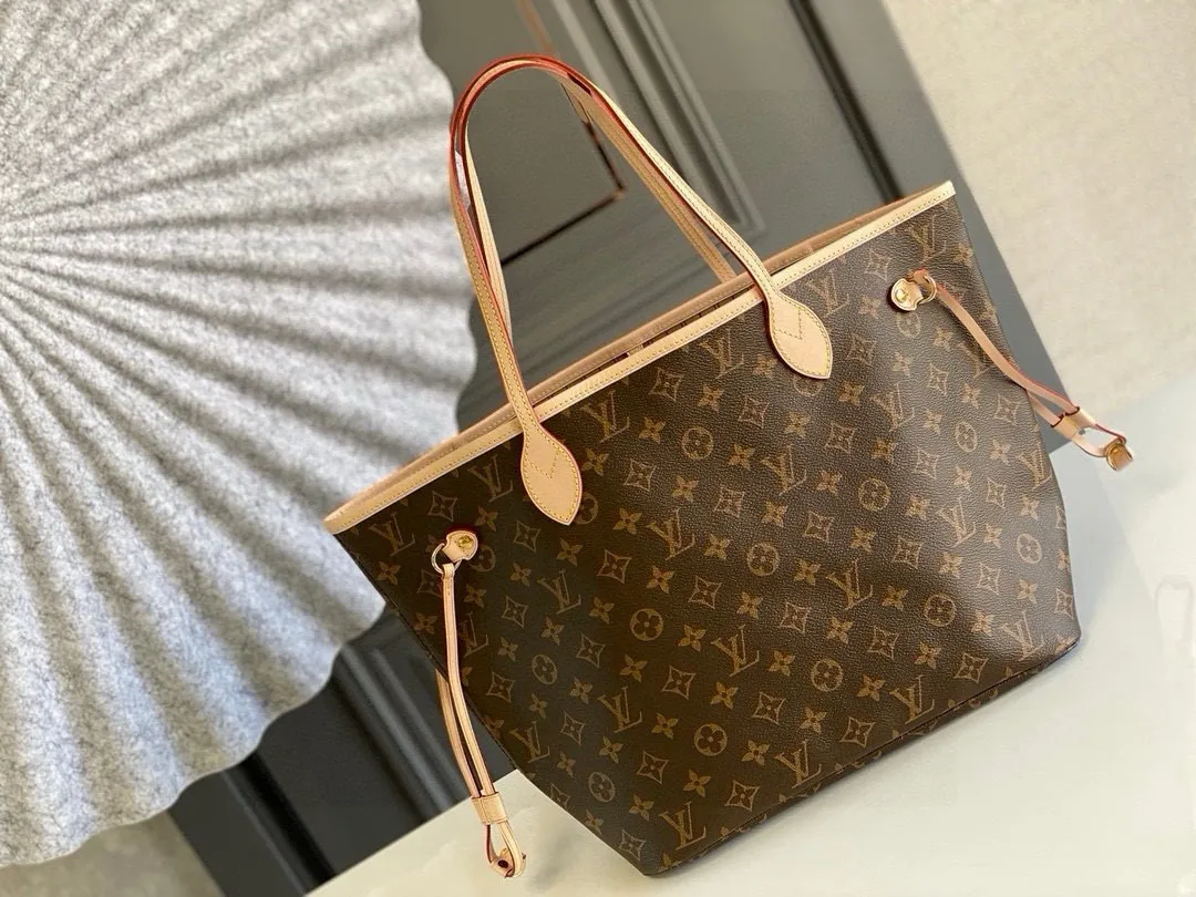 💰760 (medium steel nails) top original order M40995 NEVERFULL medium handbag Neverfull classic handbag, explore the exquisite details inside the bag. The redesigned interior pockets feature a fresh fabric lining, especially the detachable zippered clutch, which can be used alone as a sophisticated clutch or as an additional pocket. Bright lining tones add a more lively feel to Monogram's classic canvas. Detailed features 31 x 28 x 14 cm (Length x Height x Width) Redesigned interior pocket with details inspired by the Louis Vuitton archives Pocket lined with linen fabric Removable zipped clutch with tonal interior pocket Natural cowhide leather trim Shiny gold-tone hardware Handles: Double handle