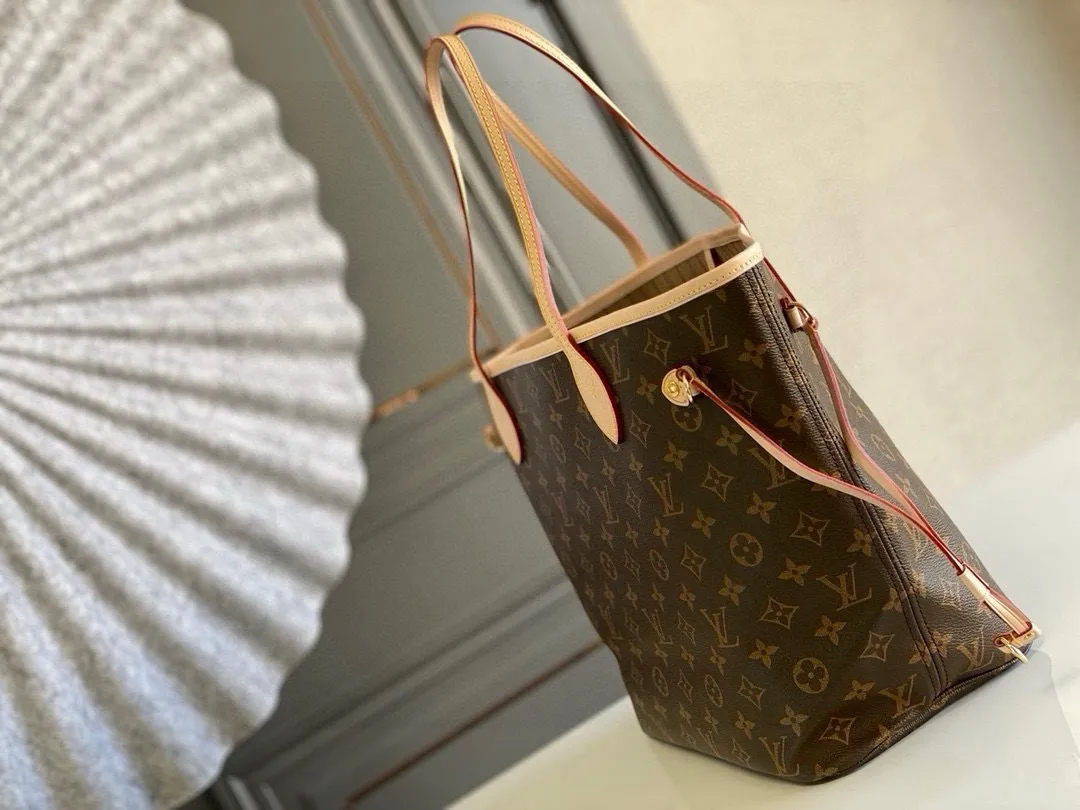 💰760 (medium steel nails) top original order M40995 NEVERFULL medium handbag Neverfull classic handbag, explore the exquisite details inside the bag. The redesigned interior pockets feature a fresh fabric lining, especially the detachable zippered clutch, which can be used alone as a sophisticated clutch or as an additional pocket. Bright lining tones add a more lively feel to Monogram's classic canvas. Detailed features 31 x 28 x 14 cm (Length x Height x Width) Redesigned interior pocket with details inspired by the Louis Vuitton archives Pocket lined with linen fabric Removable zipped clutch with tonal interior pocket Natural cowhide leather trim Shiny gold-tone hardware Handles: Double handle
