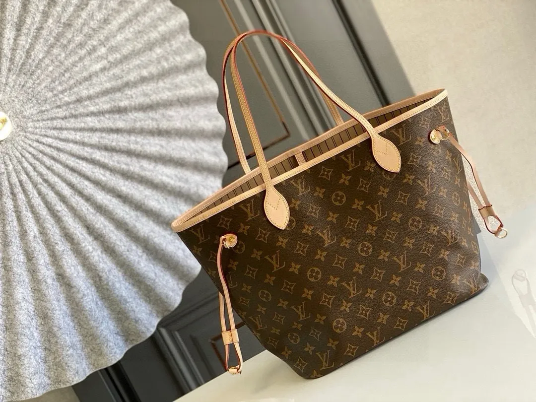 💰760 (medium steel nails) top original order M40995 NEVERFULL medium handbag Neverfull classic handbag, explore the exquisite details inside the bag. The redesigned interior pockets feature a fresh fabric lining, especially the detachable zippered clutch, which can be used alone as a sophisticated clutch or as an additional pocket. Bright lining tones add a more lively feel to Monogram's classic canvas. Detailed features 31 x 28 x 14 cm (Length x Height x Width) Redesigned interior pocket with details inspired by the Louis Vuitton archives Pocket lined with linen fabric Removable zipped clutch with tonal interior pocket Natural cowhide leather trim Shiny gold-tone hardware Handles: Double handle