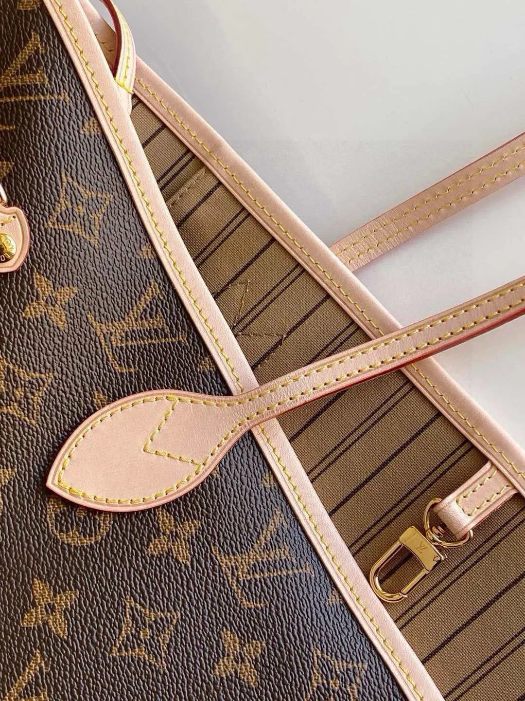 💰760 (medium steel nails) top original order M40995 NEVERFULL medium handbag Neverfull classic handbag, explore the exquisite details inside the bag. The redesigned interior pockets feature a fresh fabric lining, especially the detachable zippered clutch, which can be used alone as a sophisticated clutch or as an additional pocket. Bright lining tones add a more lively feel to Monogram's classic canvas. Detailed features 31 x 28 x 14 cm (Length x Height x Width) Redesigned interior pocket with details inspired by the Louis Vuitton archives Pocket lined with linen fabric Removable zipped clutch with tonal interior pocket Natural cowhide leather trim Shiny gold-tone hardware Handles: Double handle