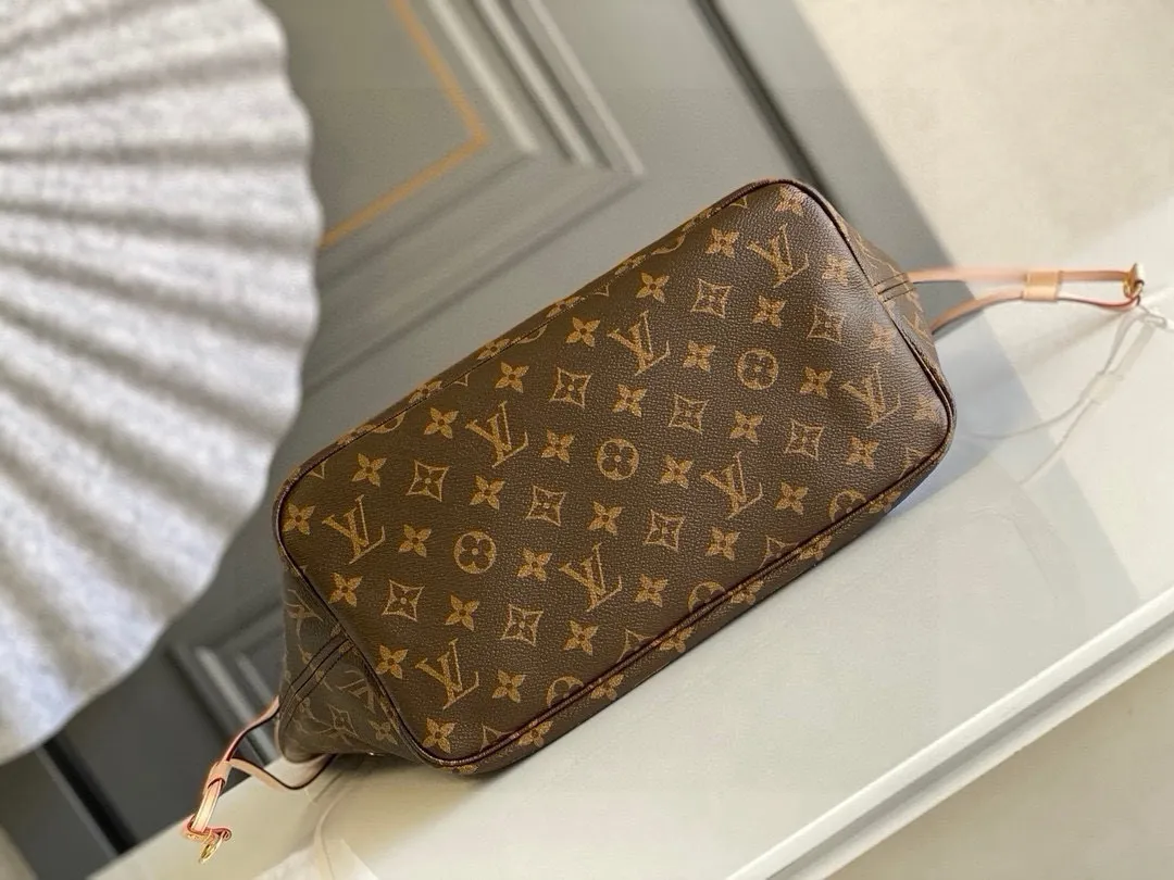 💰760 (medium steel nails) top original order M40995 NEVERFULL medium handbag Neverfull classic handbag, explore the exquisite details inside the bag. The redesigned interior pockets feature a fresh fabric lining, especially the detachable zippered clutch, which can be used alone as a sophisticated clutch or as an additional pocket. Bright lining tones add a more lively feel to Monogram's classic canvas. Detailed features 31 x 28 x 14 cm (Length x Height x Width) Redesigned interior pocket with details inspired by the Louis Vuitton archives Pocket lined with linen fabric Removable zipped clutch with tonal interior pocket Natural cowhide leather trim Shiny gold-tone hardware Handles: Double handle