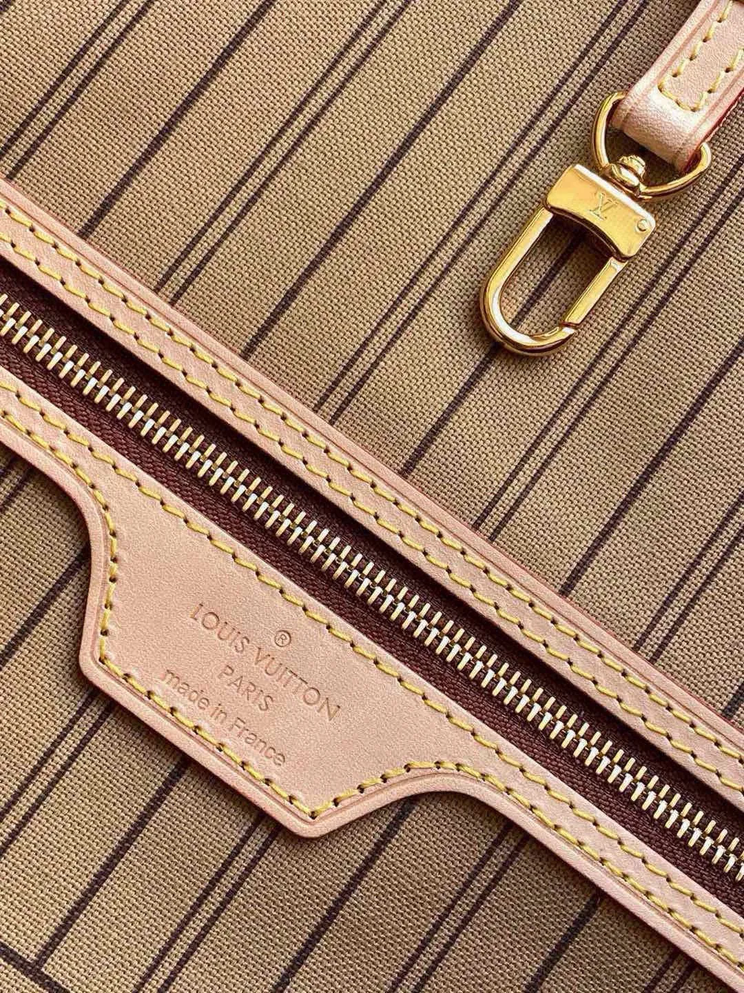 💰760 (medium steel nails) top original order M40995 NEVERFULL medium handbag Neverfull classic handbag, explore the exquisite details inside the bag. The redesigned interior pockets feature a fresh fabric lining, especially the detachable zippered clutch, which can be used alone as a sophisticated clutch or as an additional pocket. Bright lining tones add a more lively feel to Monogram's classic canvas. Detailed features 31 x 28 x 14 cm (Length x Height x Width) Redesigned interior pocket with details inspired by the Louis Vuitton archives Pocket lined with linen fabric Removable zipped clutch with tonal interior pocket Natural cowhide leather trim Shiny gold-tone hardware Handles: Double handle