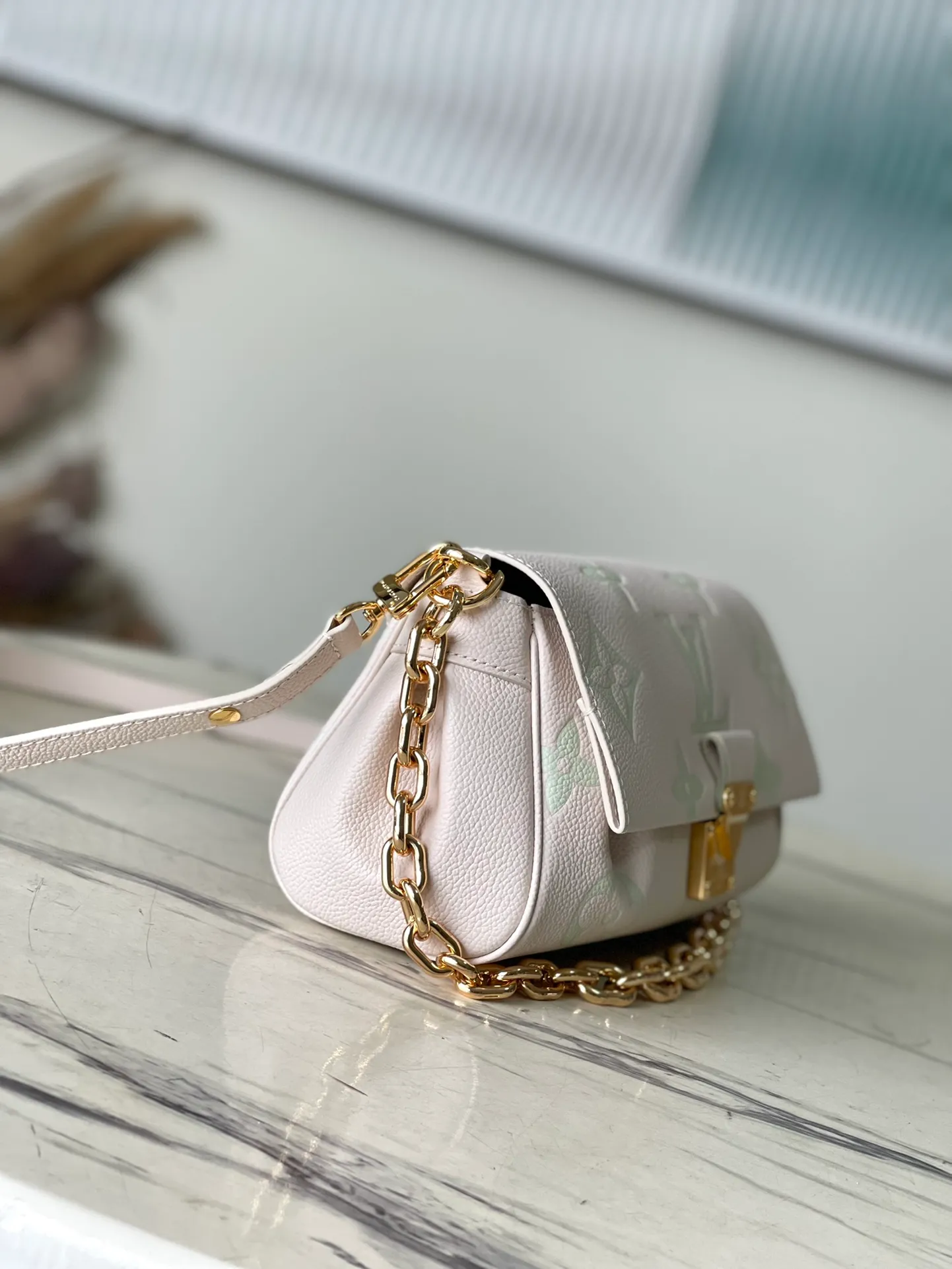 💰1180 (first layer leather) top original order M45836 green silk screen FAVORITE handbag The Favorite handbag is made of soft grain leather embossed with an oversized Monogram pattern, and the gentle pleats inject a high-definition texture. The magnetic buckle is a full leather embossed chain cover with suction buckle and pleated dumpling bag. The detachable and adjustable shoulder strap allows for a short shoulder and cross-body experience. The detachable chain is suitable for attending night occasions. Detailed features 24 x 14 x 9 cm.