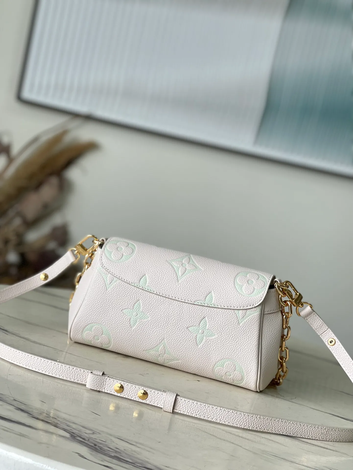 💰1180 (first layer leather) top original order M45836 green silk screen FAVORITE handbag The Favorite handbag is made of soft grain leather embossed with an oversized Monogram pattern, and the gentle pleats inject a high-definition texture. The magnetic buckle is a full leather embossed chain cover with suction buckle and pleated dumpling bag. The detachable and adjustable shoulder strap allows for a short shoulder and cross-body experience. The detachable chain is suitable for attending night occasions. Detailed features 24 x 14 x 9 cm.