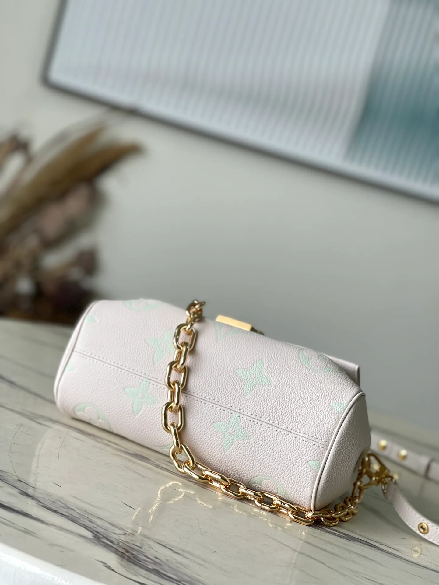 💰1180 (first layer leather) top original order M45836 green silk screen FAVORITE handbag The Favorite handbag is made of soft grain leather embossed with an oversized Monogram pattern, and the gentle pleats inject a high-definition texture. The magnetic buckle is a full leather embossed chain cover with suction buckle and pleated dumpling bag. The detachable and adjustable shoulder strap allows for a short shoulder and cross-body experience. The detachable chain is suitable for attending night occasions. Detailed features 24 x 14 x 9 cm.