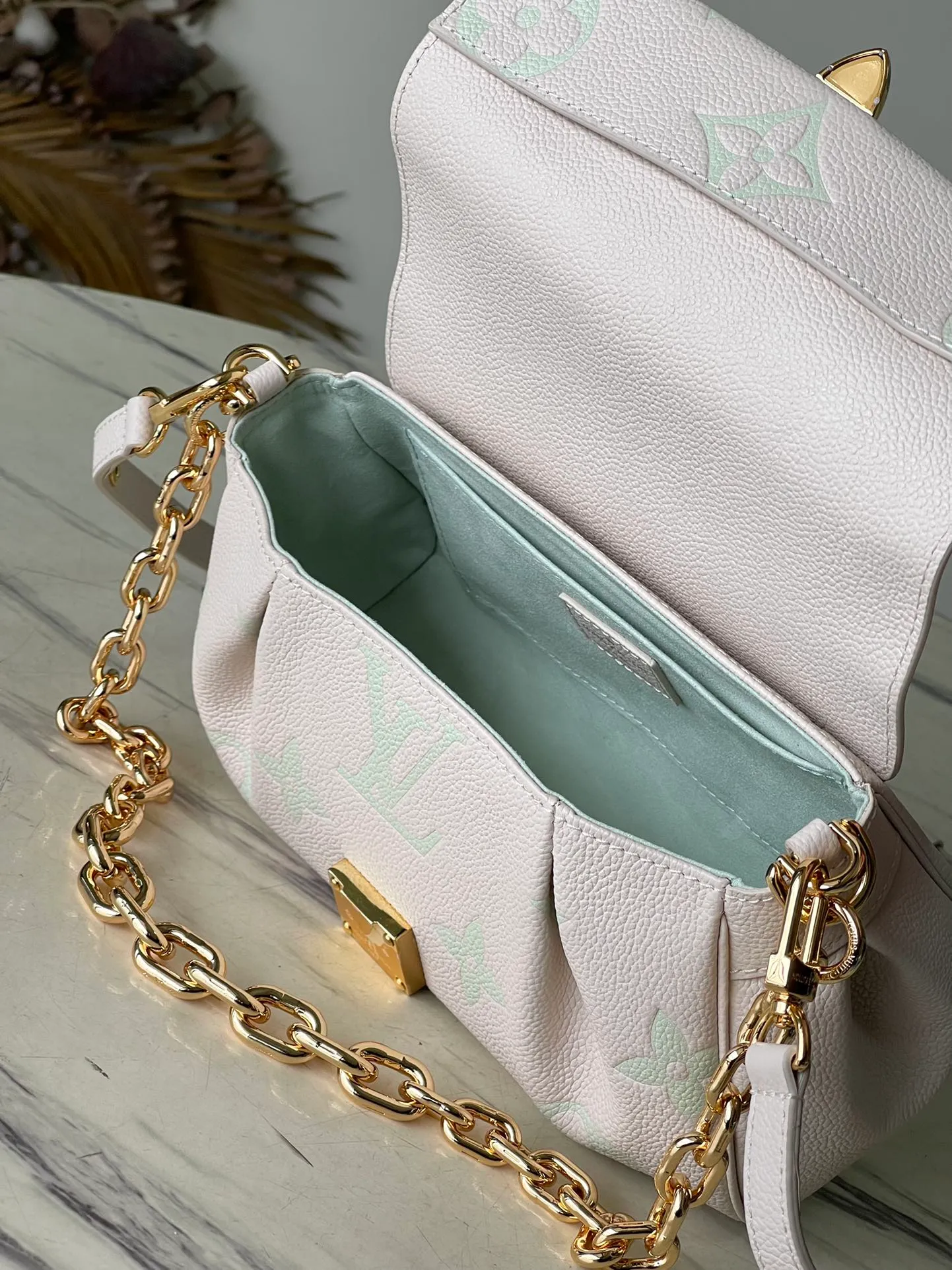 💰1180 (first layer leather) top original order M45836 green silk screen FAVORITE handbag The Favorite handbag is made of soft grain leather embossed with an oversized Monogram pattern, and the gentle pleats inject a high-definition texture. The magnetic buckle is a full leather embossed chain cover with suction buckle and pleated dumpling bag. The detachable and adjustable shoulder strap allows for a short shoulder and cross-body experience. The detachable chain is suitable for attending night occasions. Detailed features 24 x 14 x 9 cm.