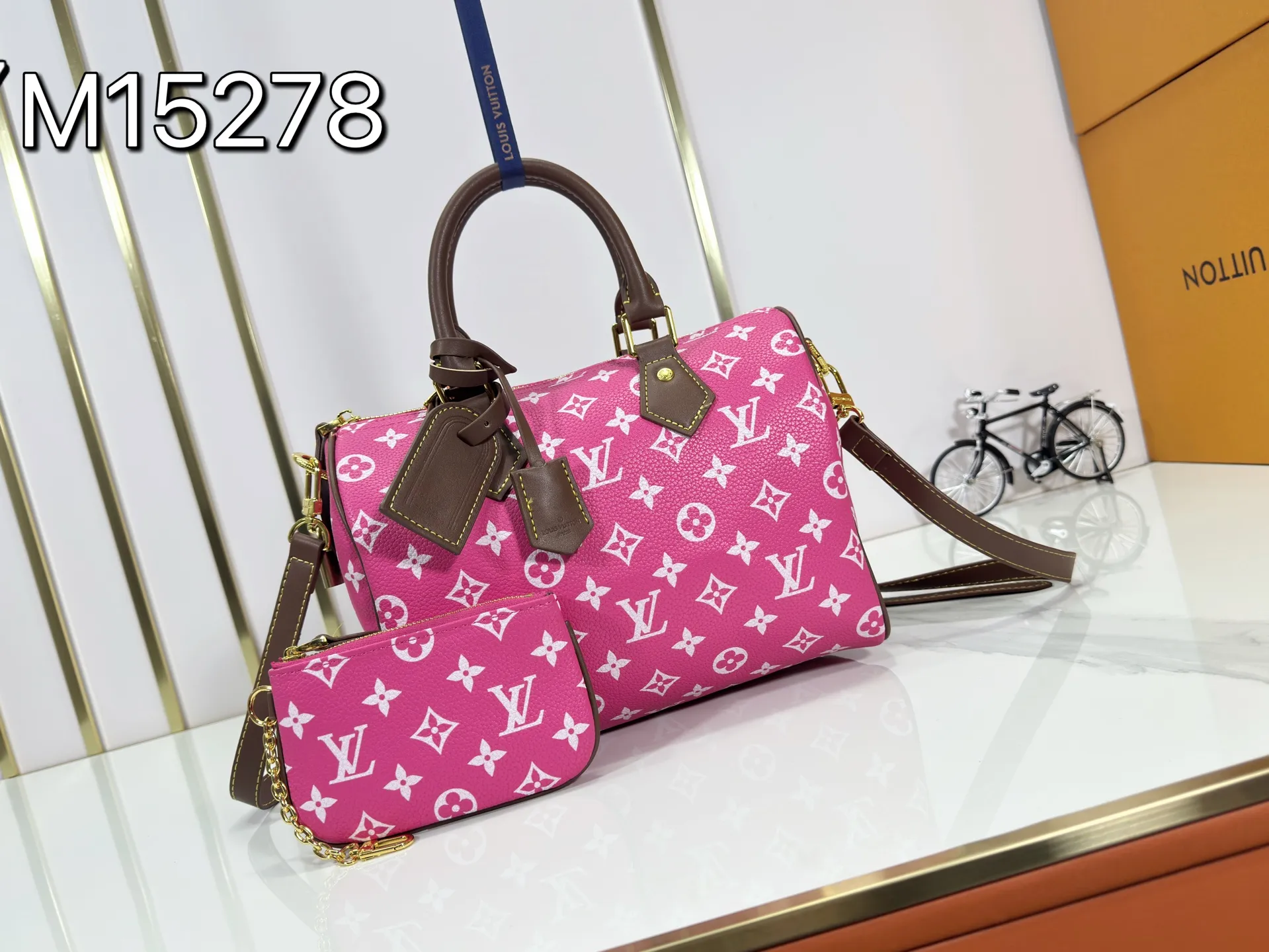 P280 Upgraded original M15278 M24441 M24424 This Speedy Bandoulière 25 Monogram Leather handbag is made of soft cow leather and uses Monogram patterns to reproduce the elegant look and feel of canvas printing. Dazzling metal hardware, sheepskin lining and nameplate all reflect Creative Director Pharrell Williams' relentless attention to detail. 25 x 15 x 15 cm (length x height x width)