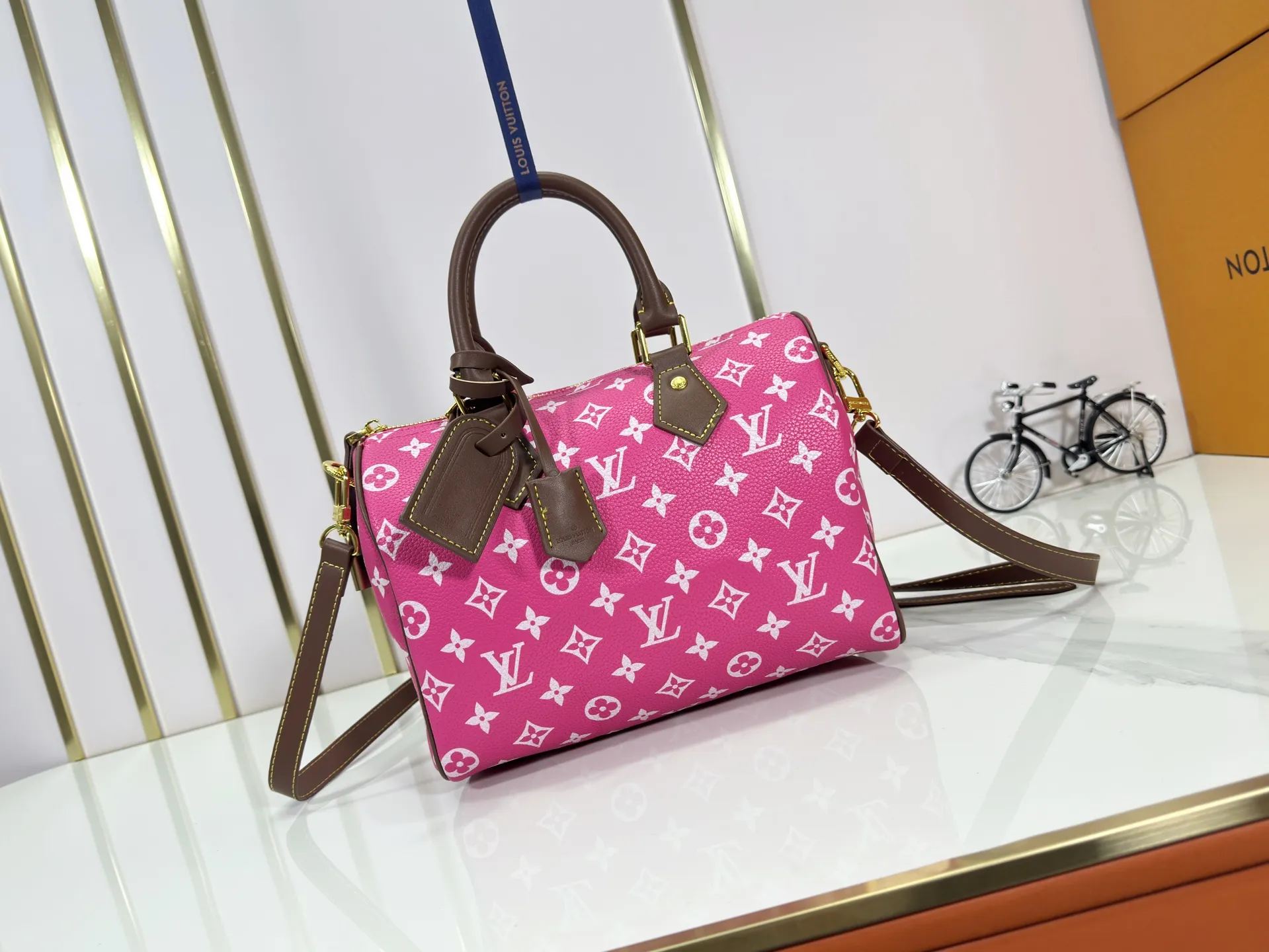 P280 Upgraded original M15278 M24441 M24424 This Speedy Bandoulière 25 Monogram Leather handbag is made of soft cow leather and uses Monogram patterns to reproduce the elegant look and feel of canvas printing. Dazzling metal hardware, sheepskin lining and nameplate all reflect Creative Director Pharrell Williams' relentless attention to detail. 25 x 15 x 15 cm (length x height x width)
