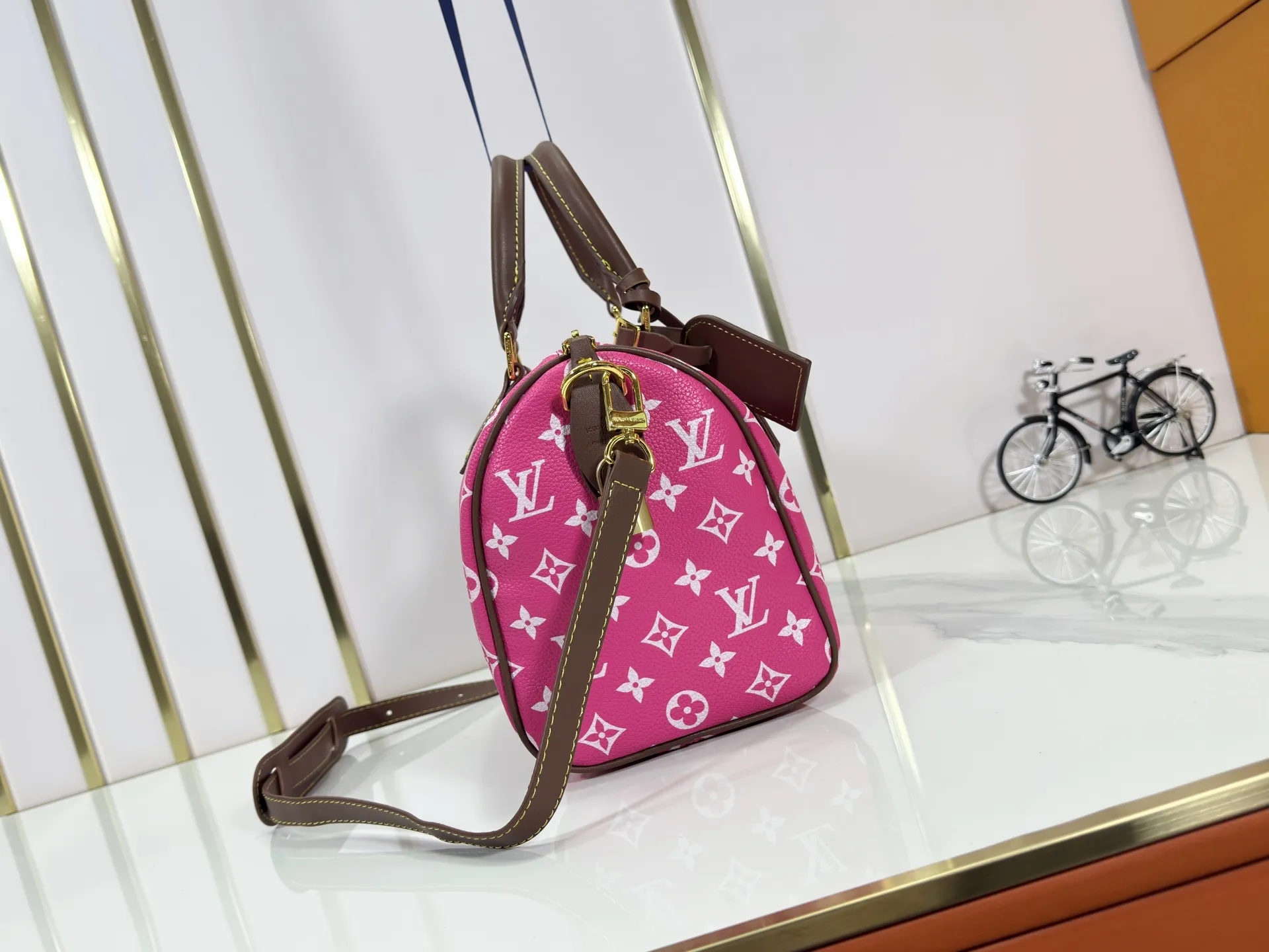 P280 Upgraded original M15278 M24441 M24424 This Speedy Bandoulière 25 Monogram Leather handbag is made of soft cow leather and uses Monogram patterns to reproduce the elegant look and feel of canvas printing. Dazzling metal hardware, sheepskin lining and nameplate all reflect Creative Director Pharrell Williams' relentless attention to detail. 25 x 15 x 15 cm (length x height x width)