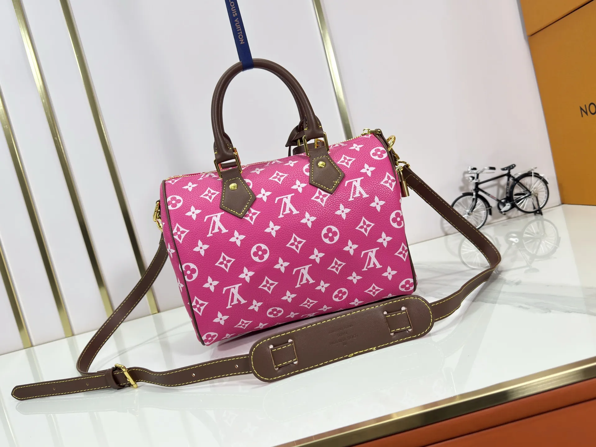 P280 Upgraded original M15278 M24441 M24424 This Speedy Bandoulière 25 Monogram Leather handbag is made of soft cow leather and uses Monogram patterns to reproduce the elegant look and feel of canvas printing. Dazzling metal hardware, sheepskin lining and nameplate all reflect Creative Director Pharrell Williams' relentless attention to detail. 25 x 15 x 15 cm (length x height x width)