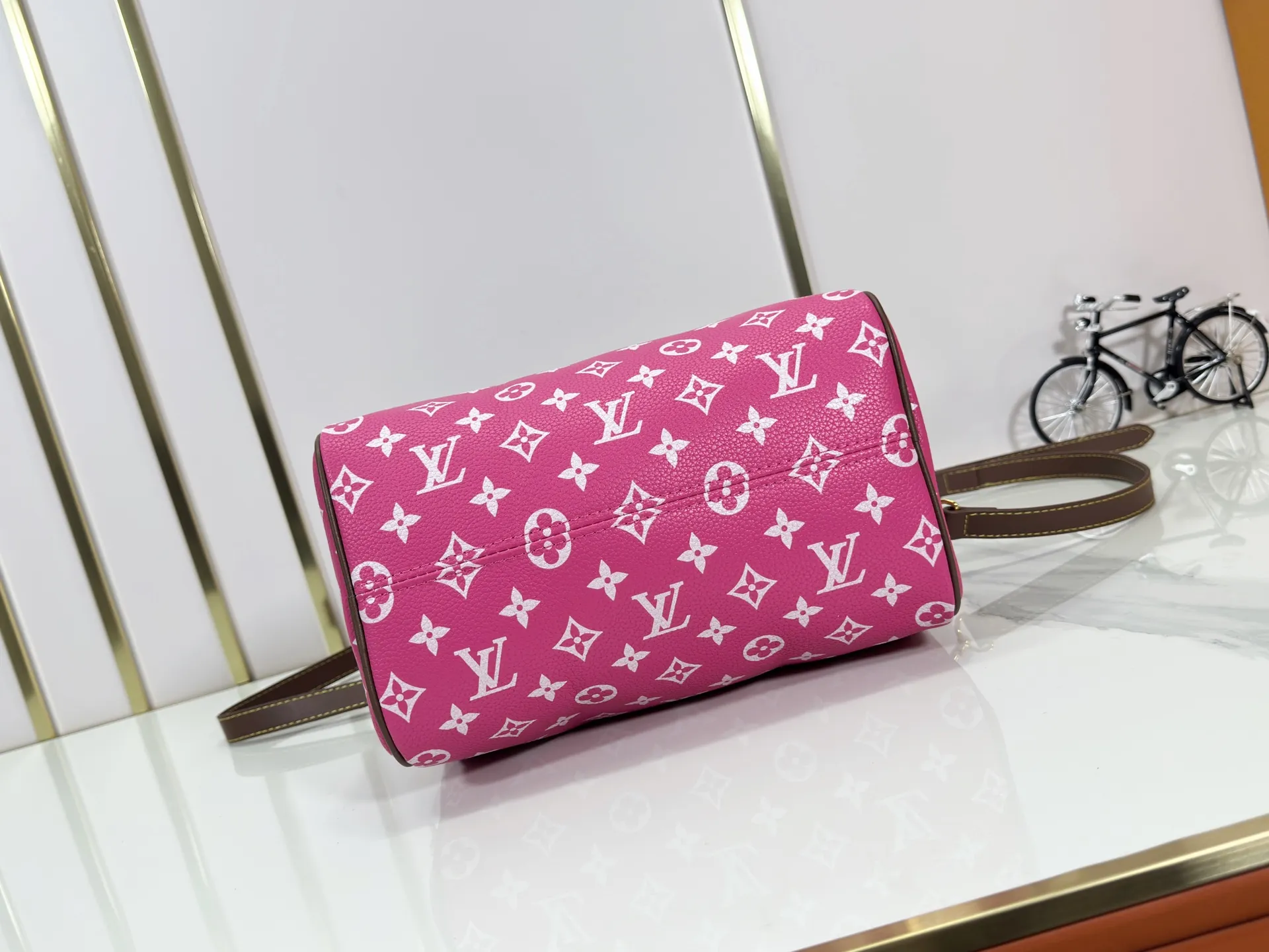 P280 Upgraded original M15278 M24441 M24424 This Speedy Bandoulière 25 Monogram Leather handbag is made of soft cow leather and uses Monogram patterns to reproduce the elegant look and feel of canvas printing. Dazzling metal hardware, sheepskin lining and nameplate all reflect Creative Director Pharrell Williams' relentless attention to detail. 25 x 15 x 15 cm (length x height x width)