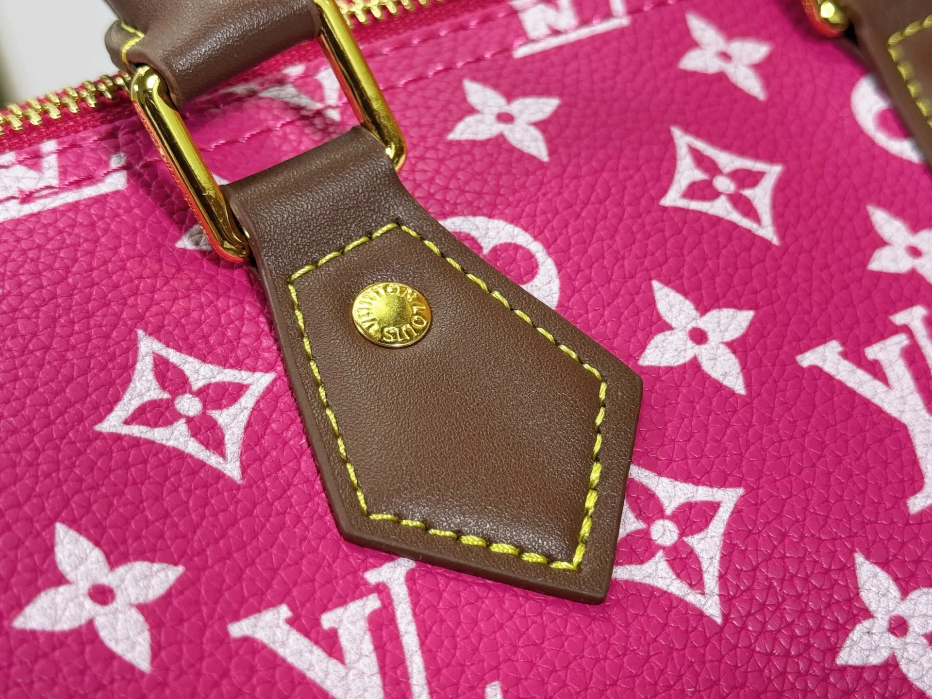P280 Upgraded original M15278 M24441 M24424 This Speedy Bandoulière 25 Monogram Leather handbag is made of soft cow leather and uses Monogram patterns to reproduce the elegant look and feel of canvas printing. Dazzling metal hardware, sheepskin lining and nameplate all reflect Creative Director Pharrell Williams' relentless attention to detail. 25 x 15 x 15 cm (length x height x width)
