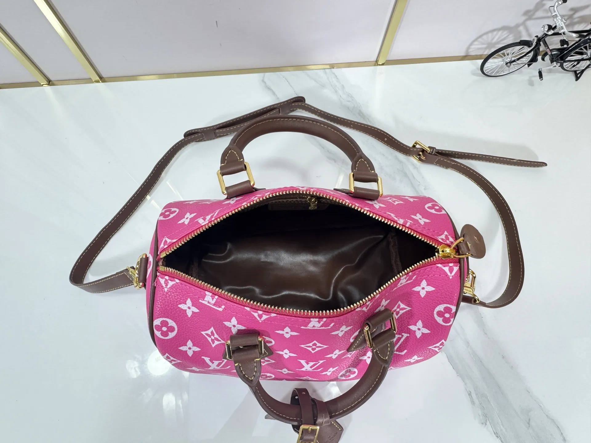P280 Upgraded original M15278 M24441 M24424 This Speedy Bandoulière 25 Monogram Leather handbag is made of soft cow leather and uses Monogram patterns to reproduce the elegant look and feel of canvas printing. Dazzling metal hardware, sheepskin lining and nameplate all reflect Creative Director Pharrell Williams' relentless attention to detail. 25 x 15 x 15 cm (length x height x width)