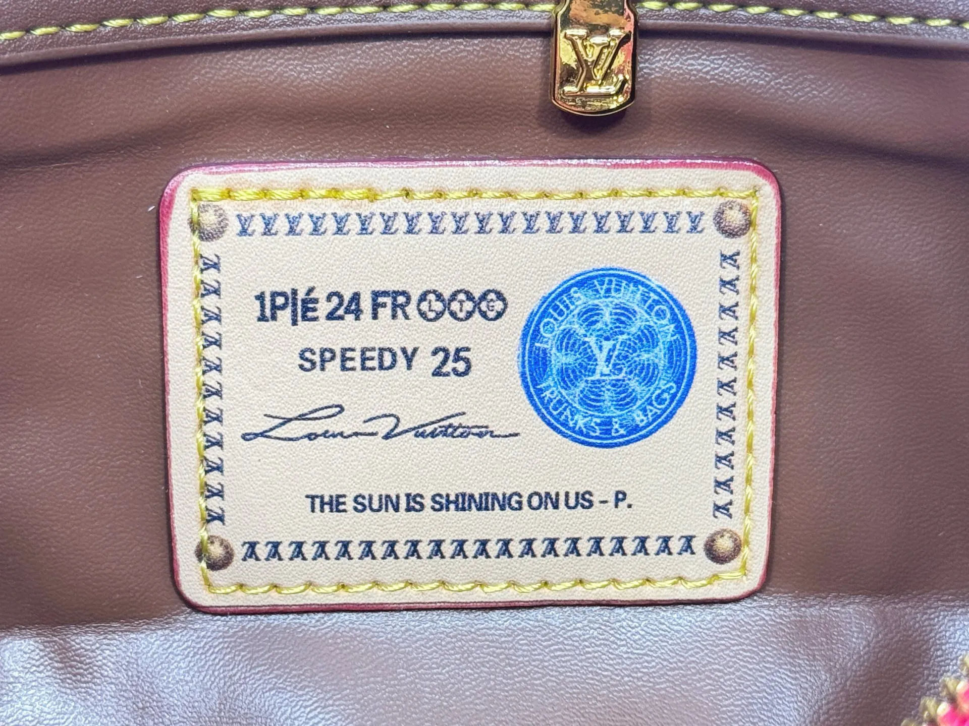 P280 Upgraded original M15278 M24441 M24424 This Speedy Bandoulière 25 Monogram Leather handbag is made of soft cow leather and uses Monogram patterns to reproduce the elegant look and feel of canvas printing. Dazzling metal hardware, sheepskin lining and nameplate all reflect Creative Director Pharrell Williams' relentless attention to detail. 25 x 15 x 15 cm (length x height x width)