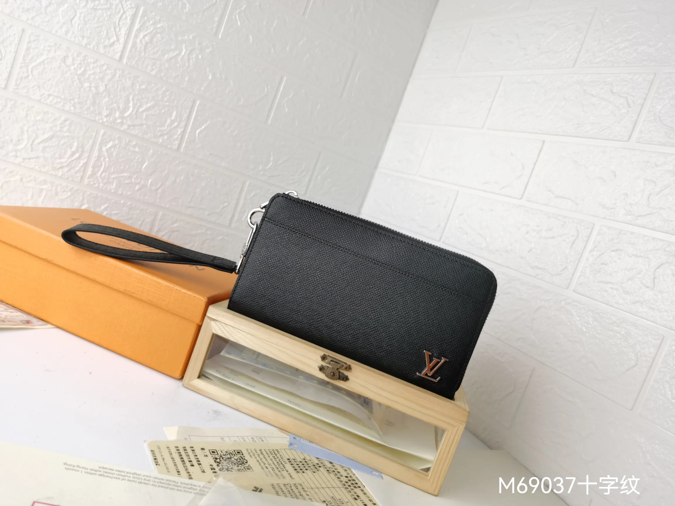 P160💰Top original version💎【Real shot with home background】Zippy Dragonne zipper wallet M69037# Pays tribute to Louis Vuitton's tradition of traveling and making suitcases. The wallet is decorated with travel-style patches and the Louis Vuitton logo. With its compact interior and simple design, this wallet is ideal for everyday use. 19.0x11.0x3.5cm