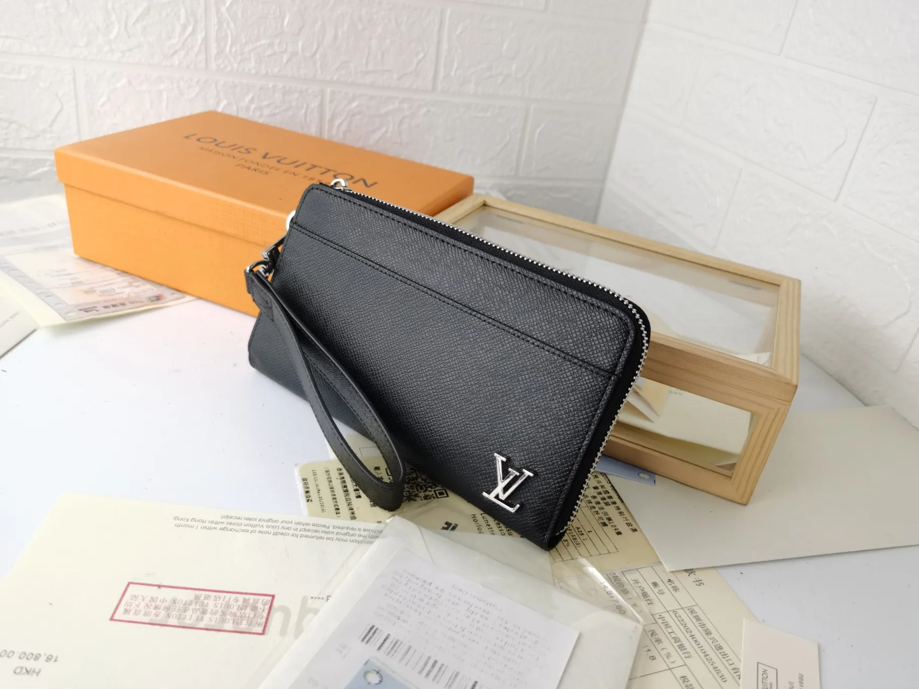 P160💰Top original version💎【Real shot with home background】Zippy Dragonne zipper wallet M69037# Pays tribute to Louis Vuitton's tradition of traveling and making suitcases. The wallet is decorated with travel-style patches and the Louis Vuitton logo. With its compact interior and simple design, this wallet is ideal for everyday use. 19.0x11.0x3.5cm